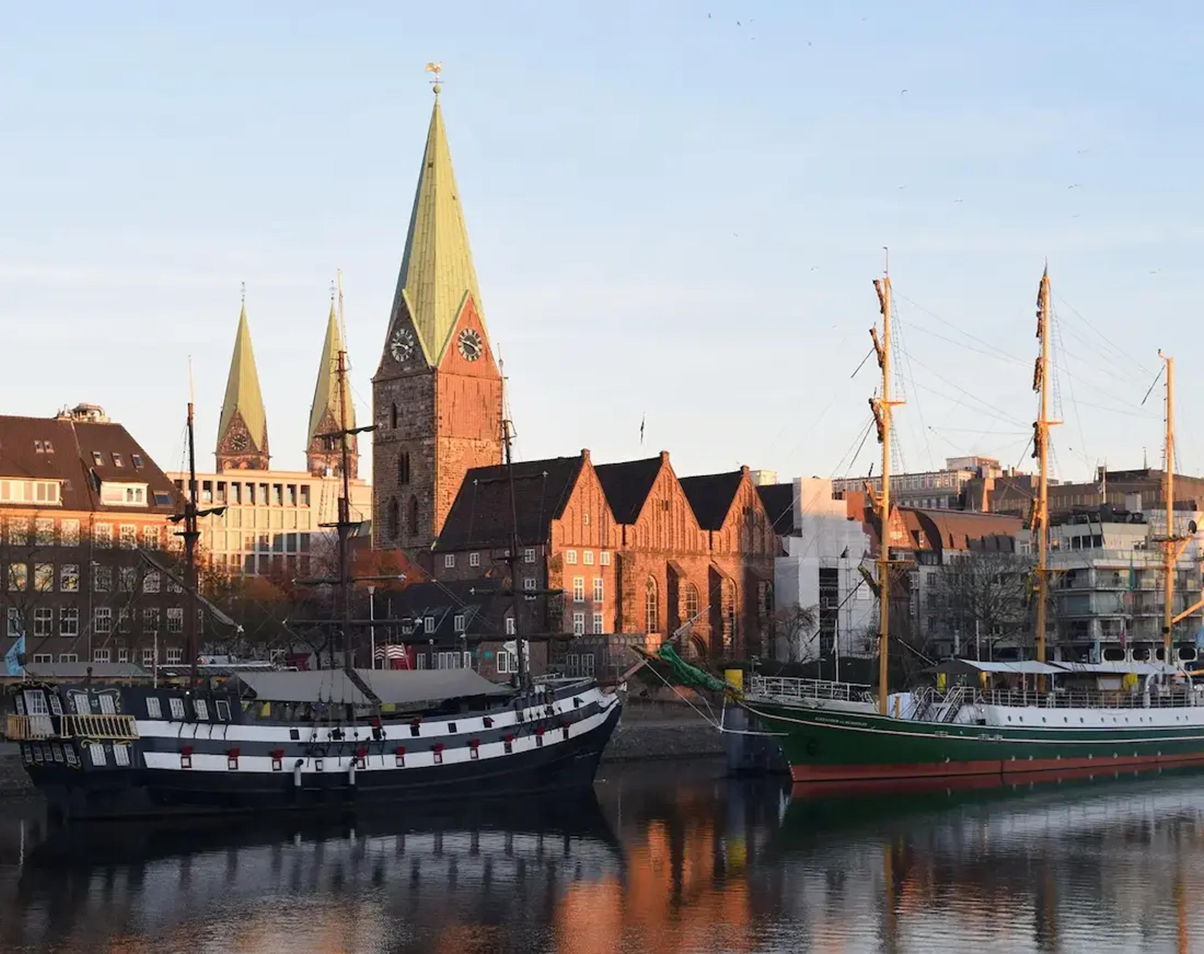 Der Hafen in Bremen im Sonnenuntergang.
