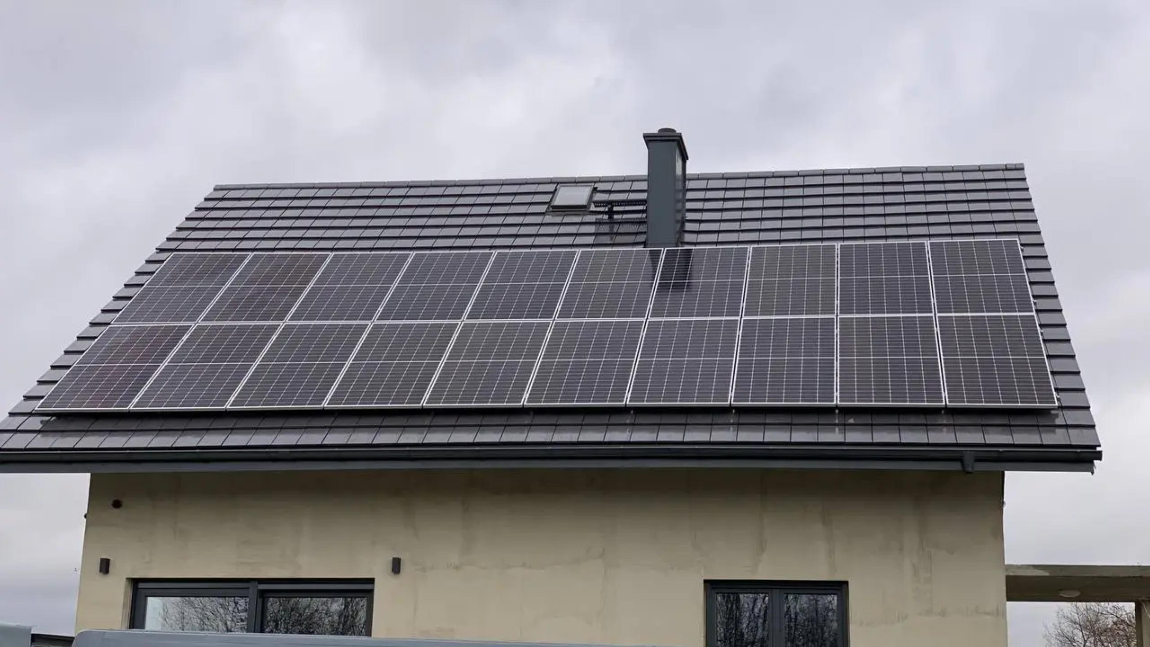 instalacja fotowoltaiczna na dachu