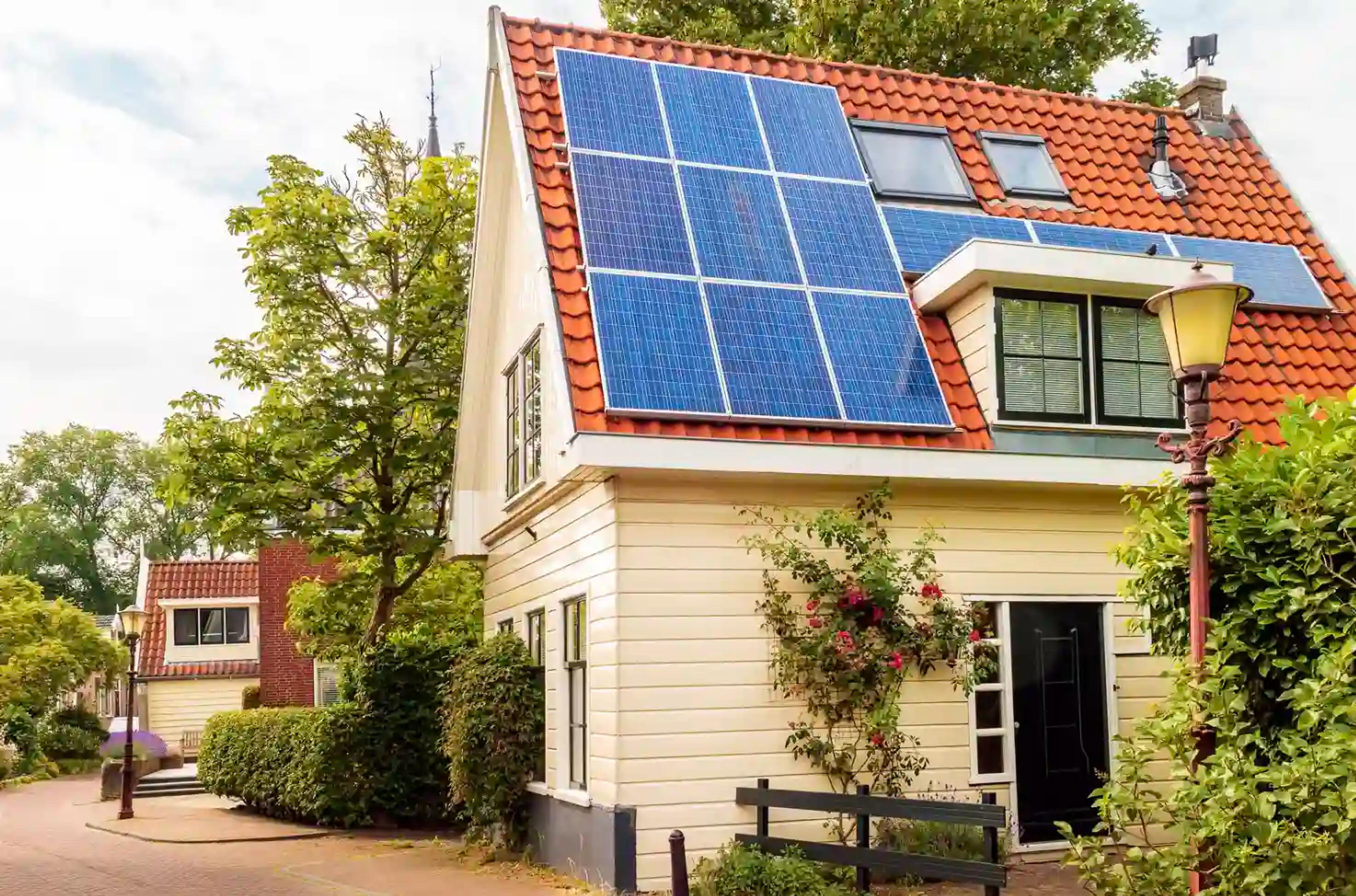 Integratie van zonnepanelen en HEMS op een dak in Nederland