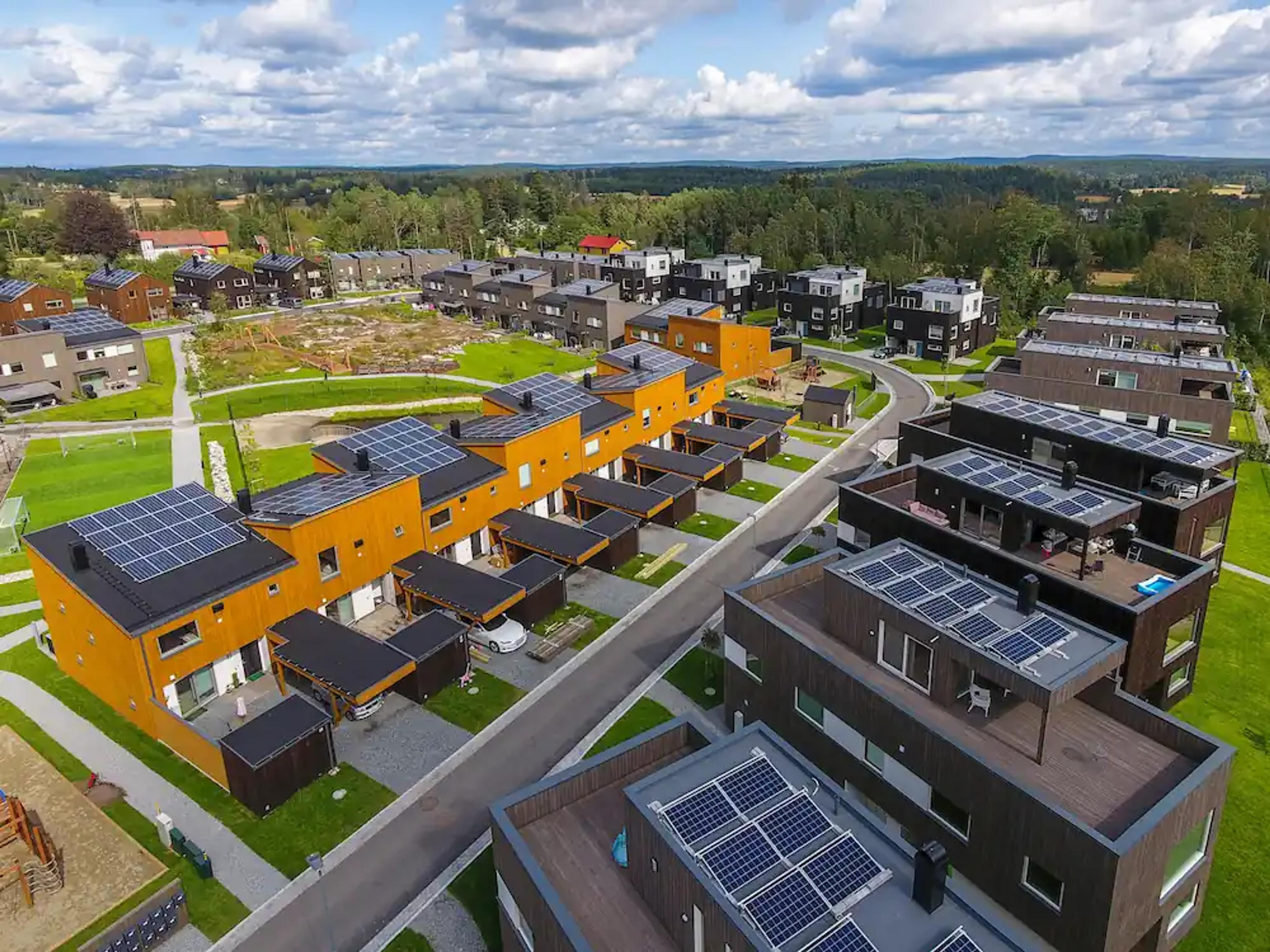 flera hus med solcellsinstallationer