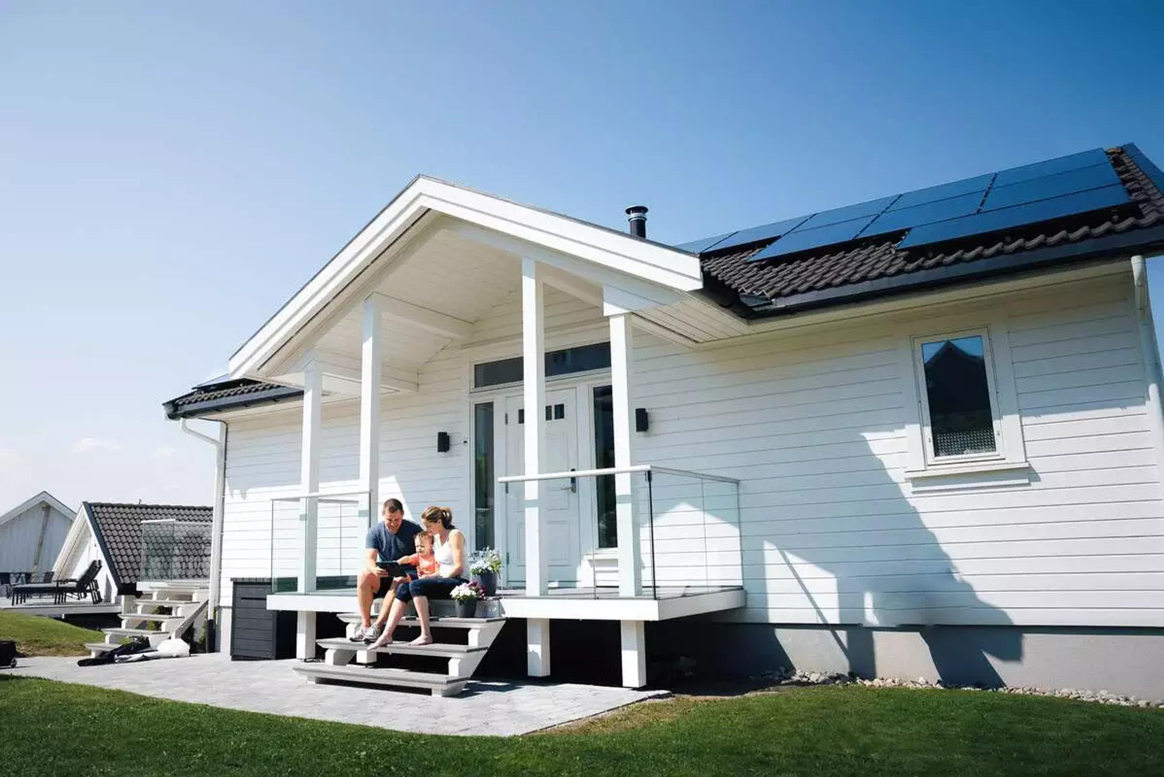 famille maison avec panneaux solaires