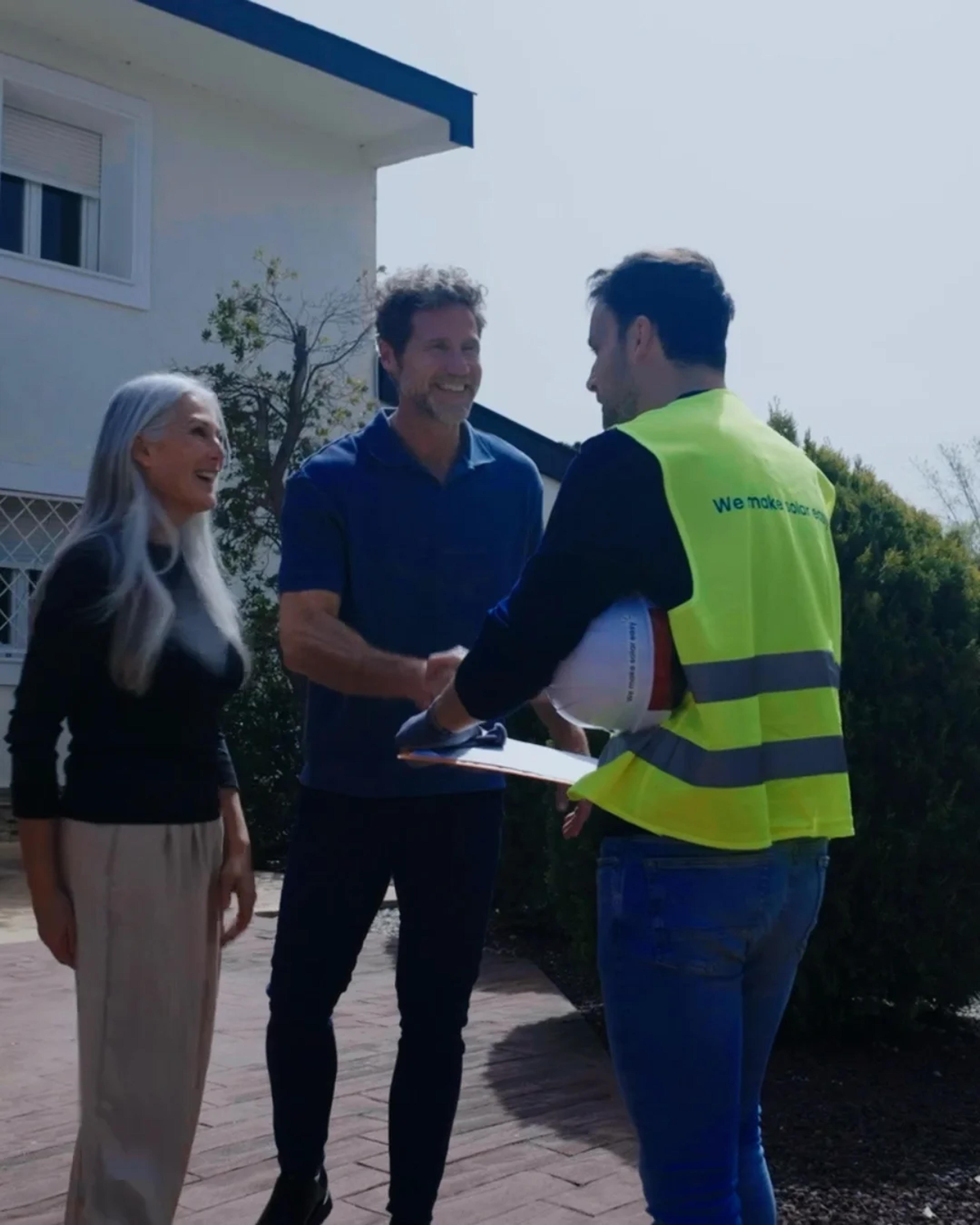 coppia che parla a un installatore