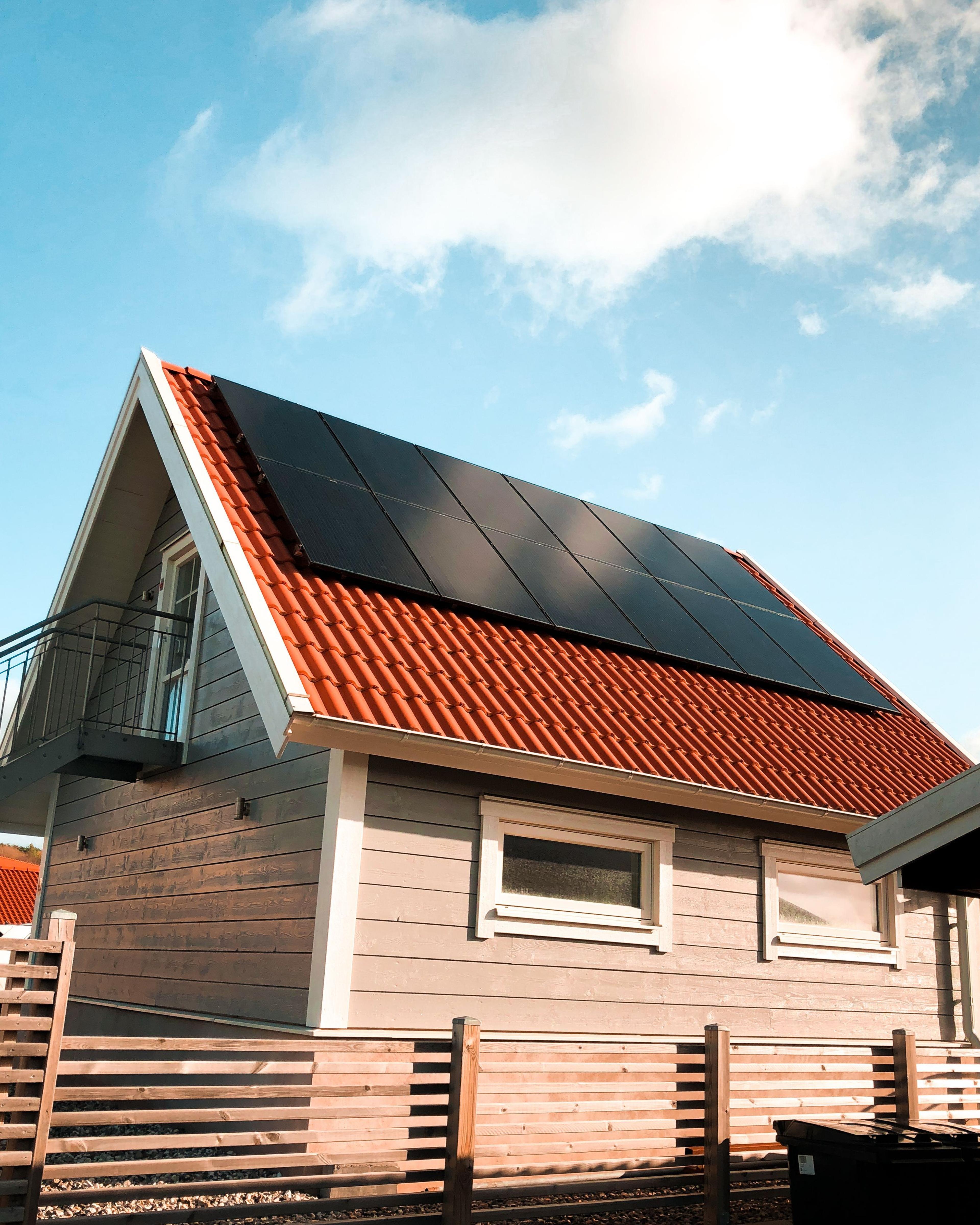 litet hus med monterade solpaneler