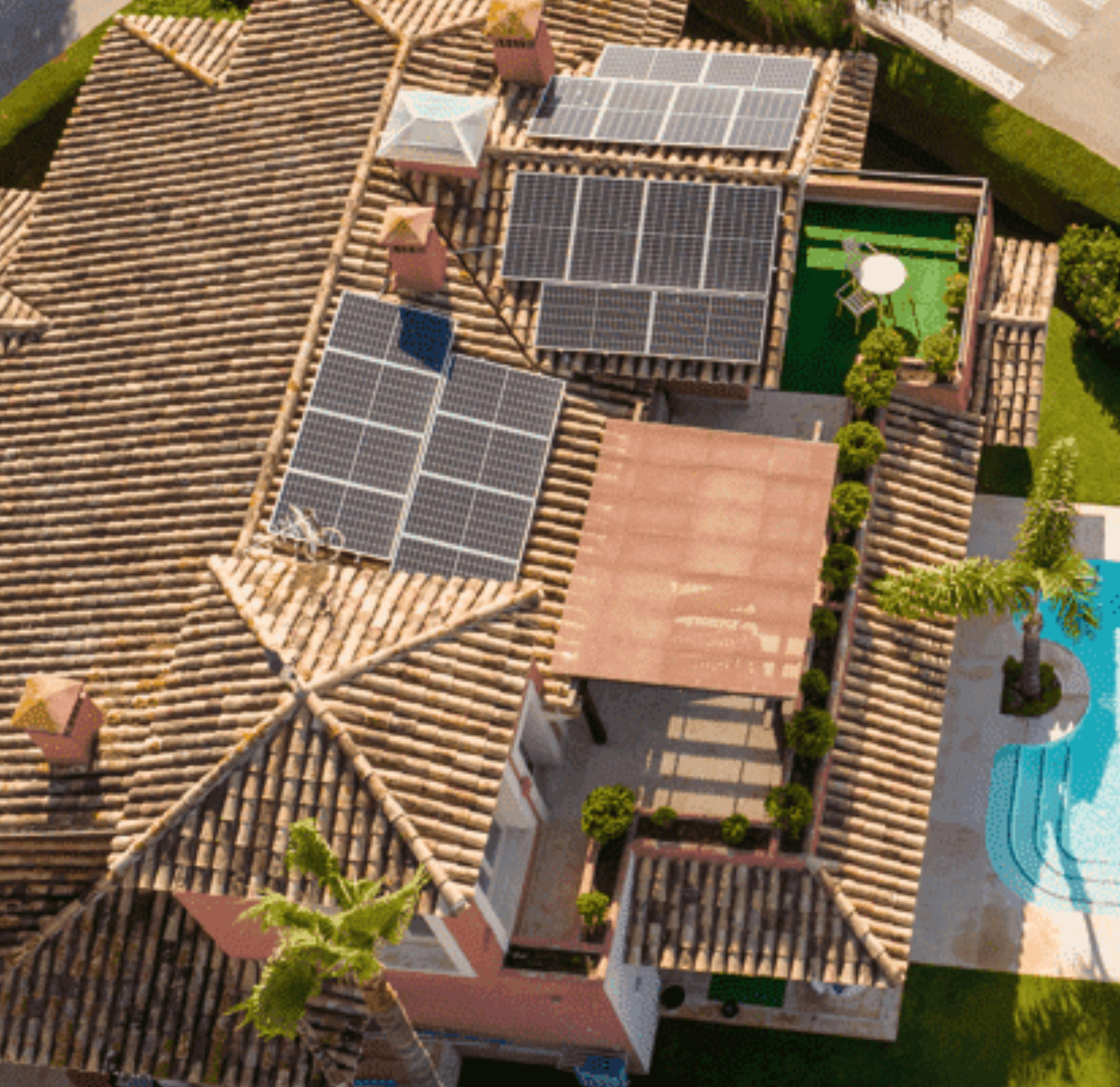 vivenda com painéis solares instalados em telhado