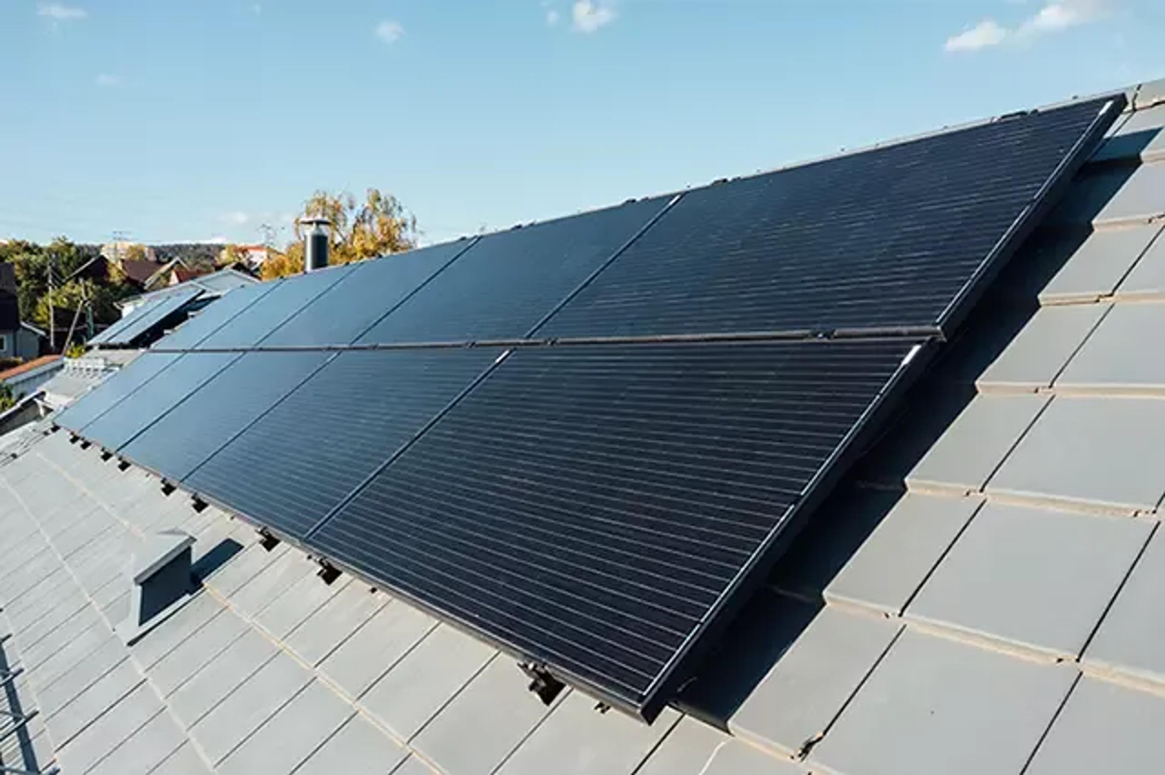 10 sorte solcellepaneler på taket