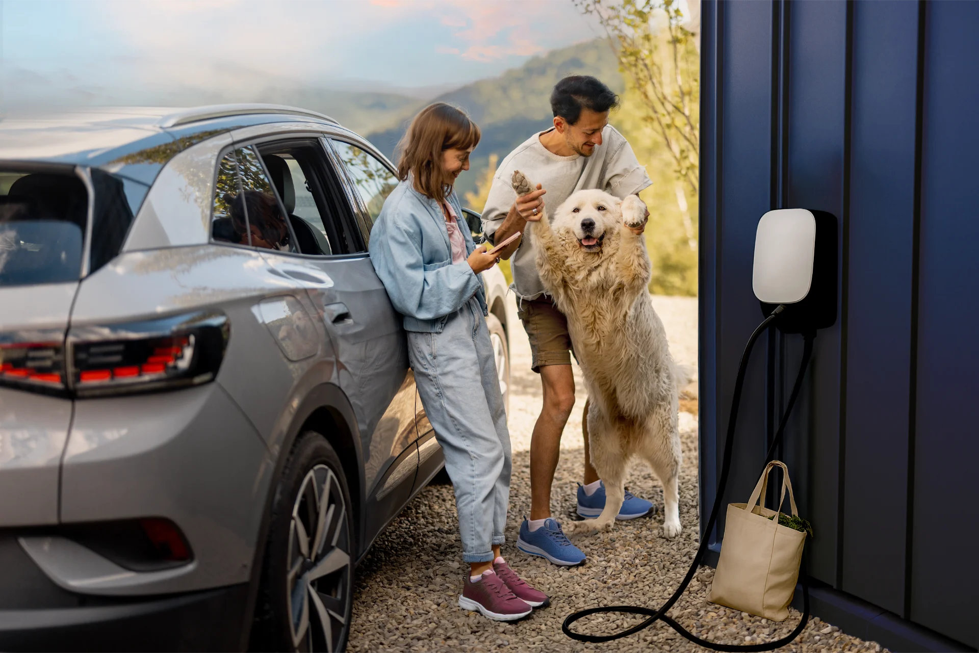 famiglia con auto e colonnina di ricarica