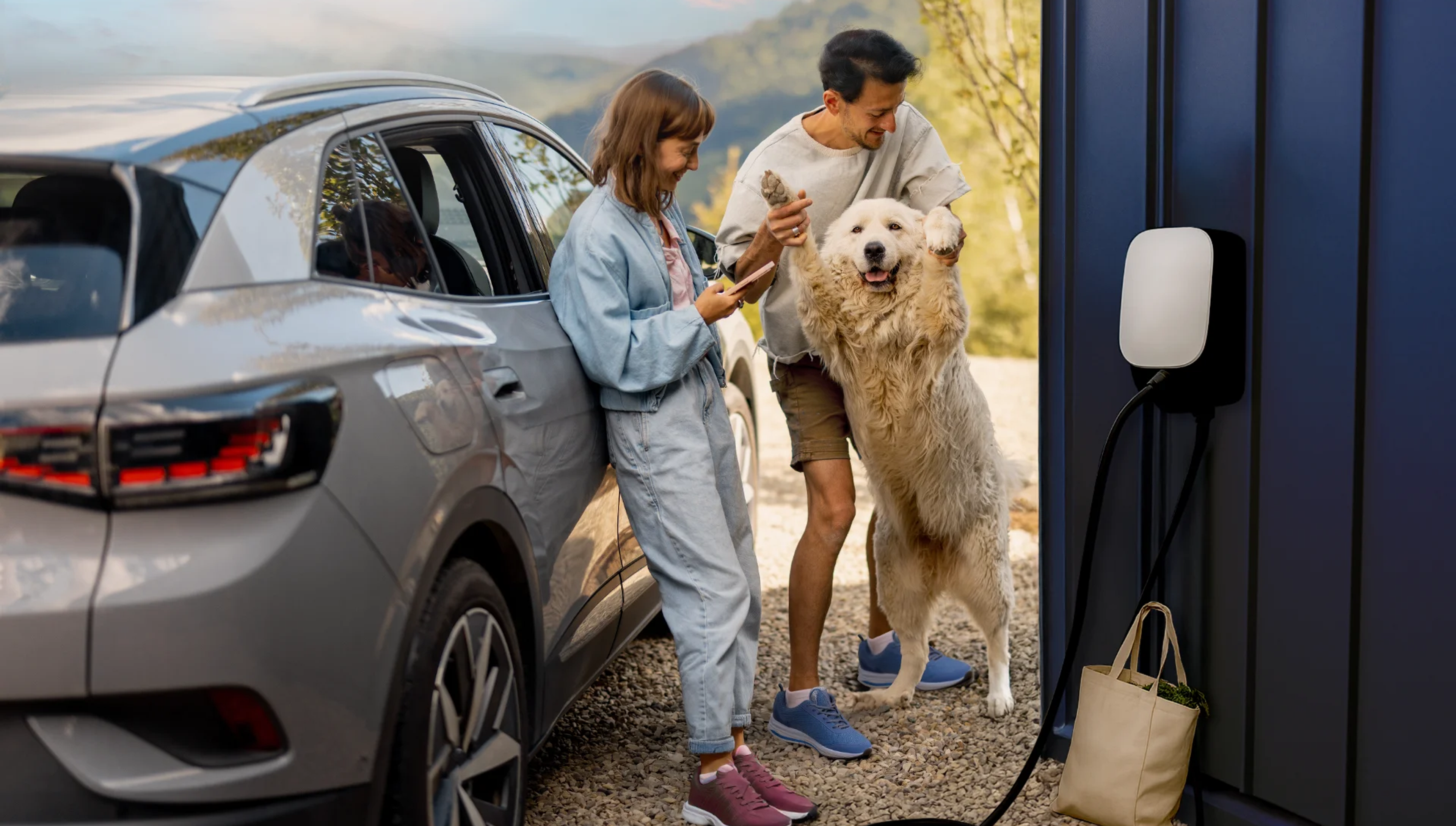 famiglia con auto e colonnina di ricarica