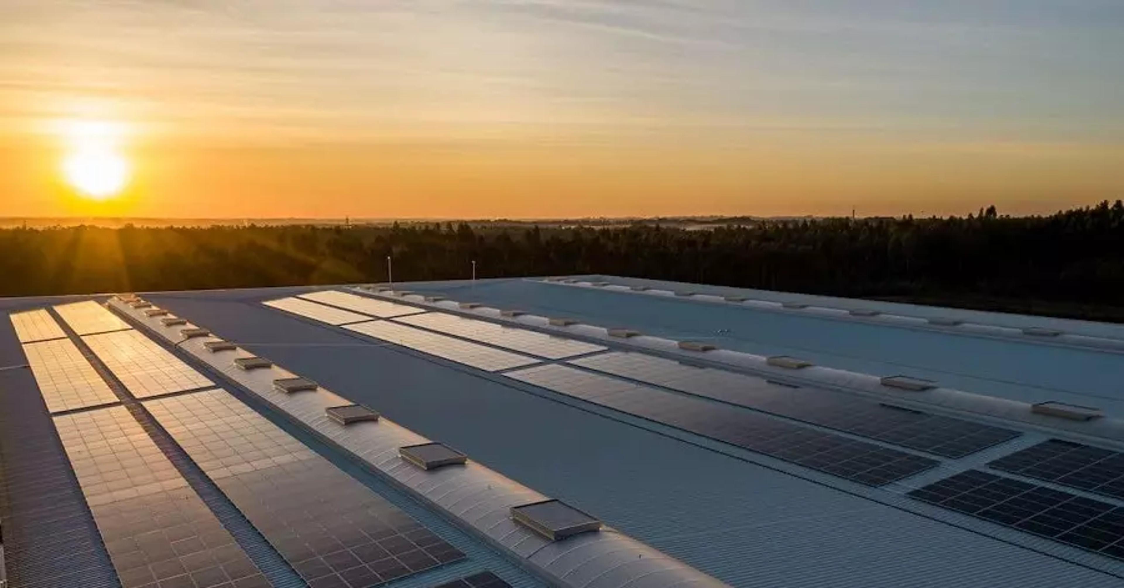 Här har solpaneler blivit installerade på platt tak