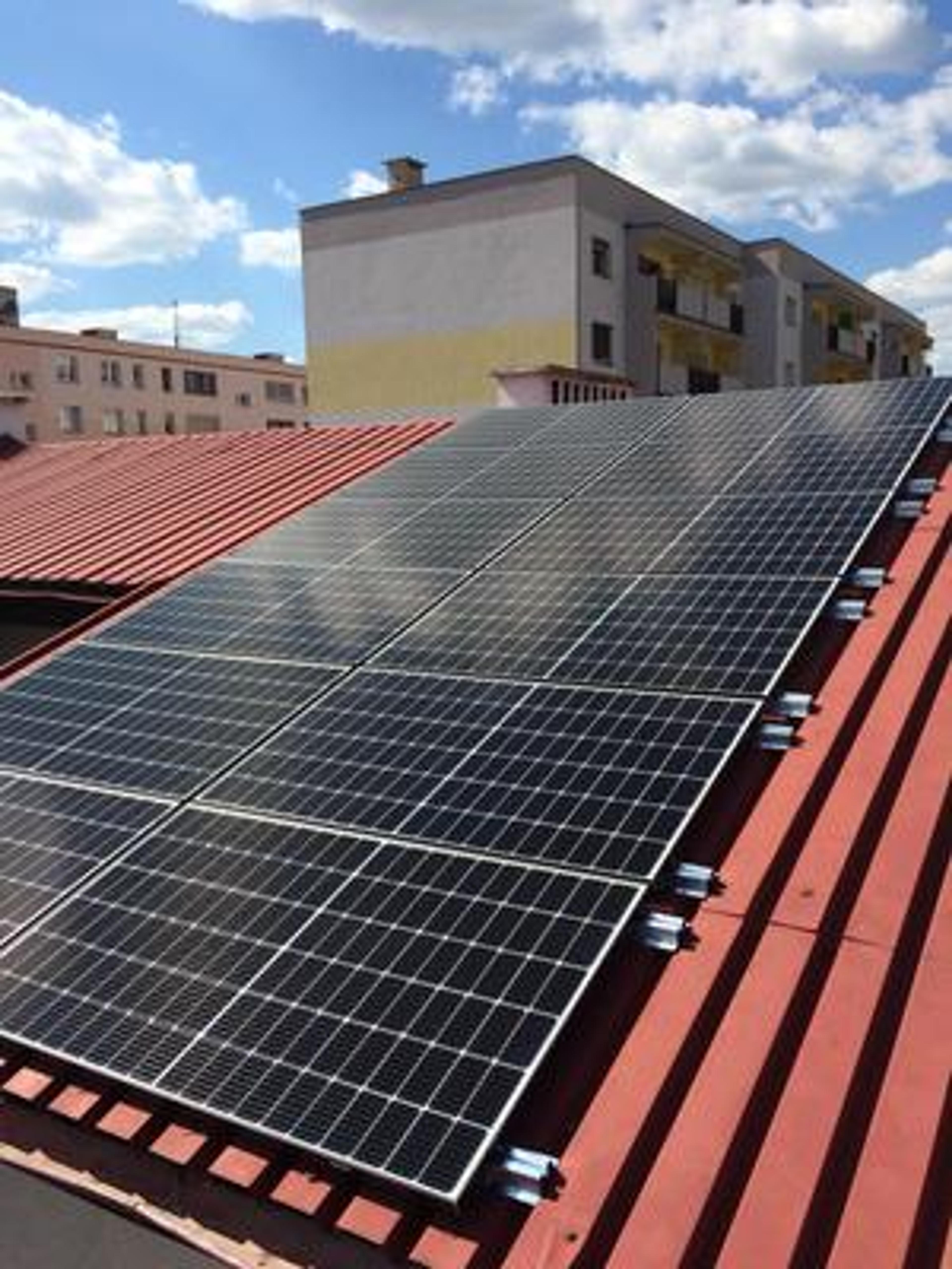 instalacja fotowoltaiczna na dachu