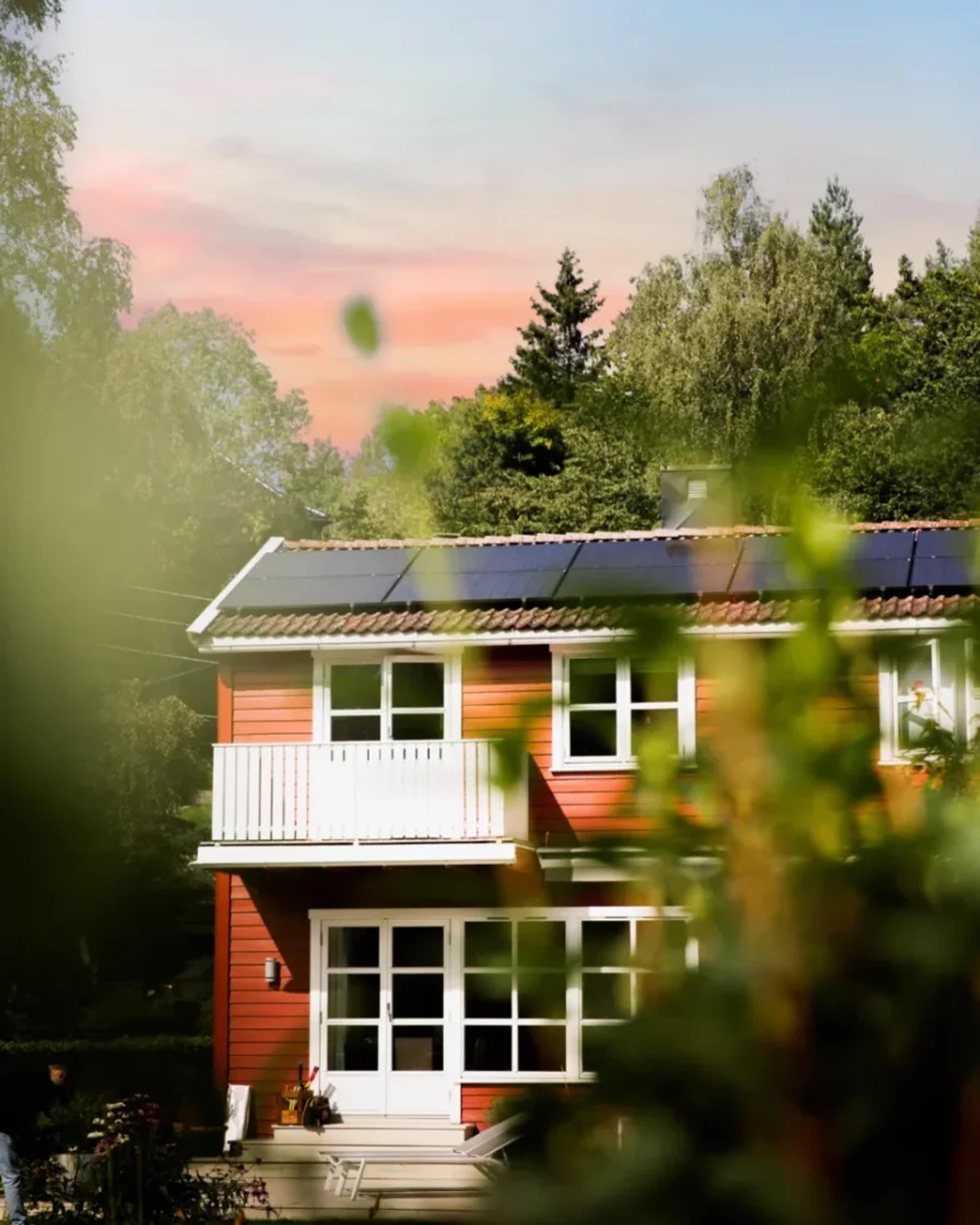 Haus mit PV-Anlage auf dem Dach