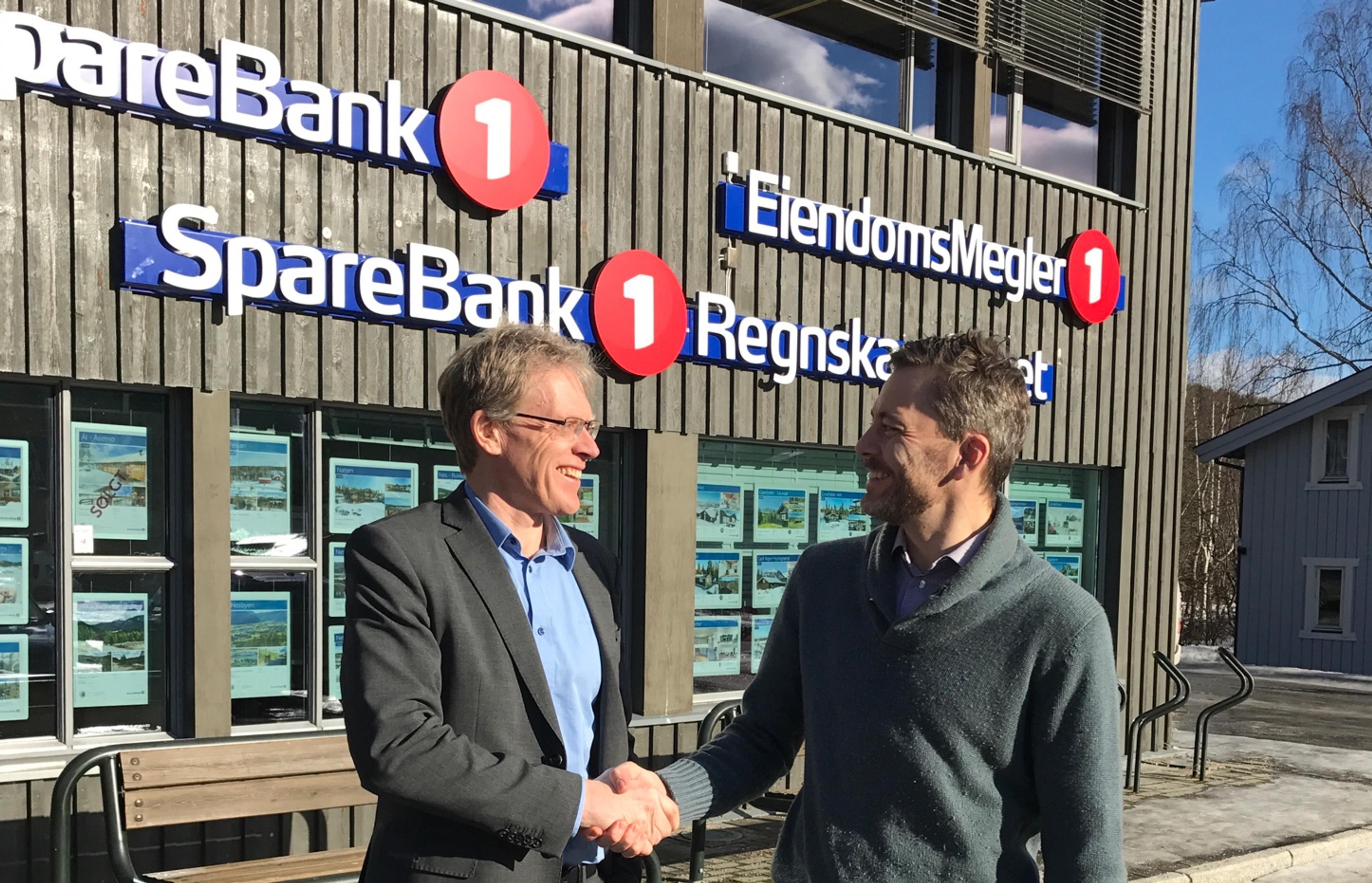 Knut Oscar Fleten fra SpareBank 1 og Andreas Thorsheim fra Otovo. Vi er markedsleder på solceller. Betal lave regninger