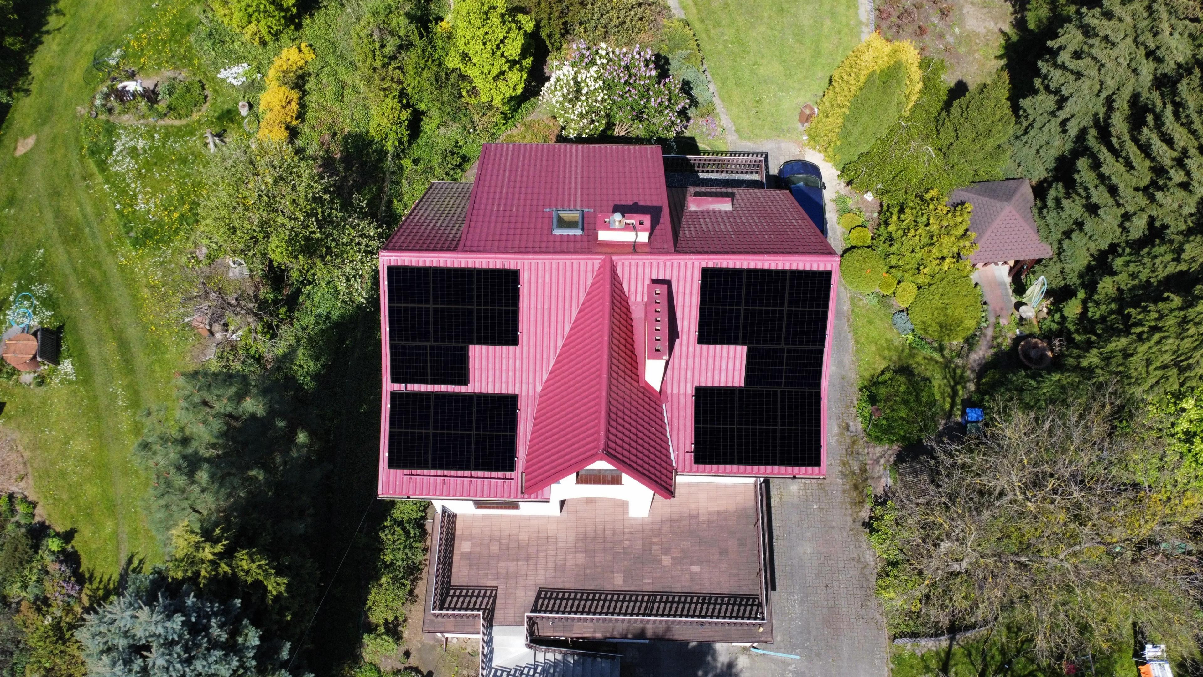 Dom z instalacją fotowoltaiczną