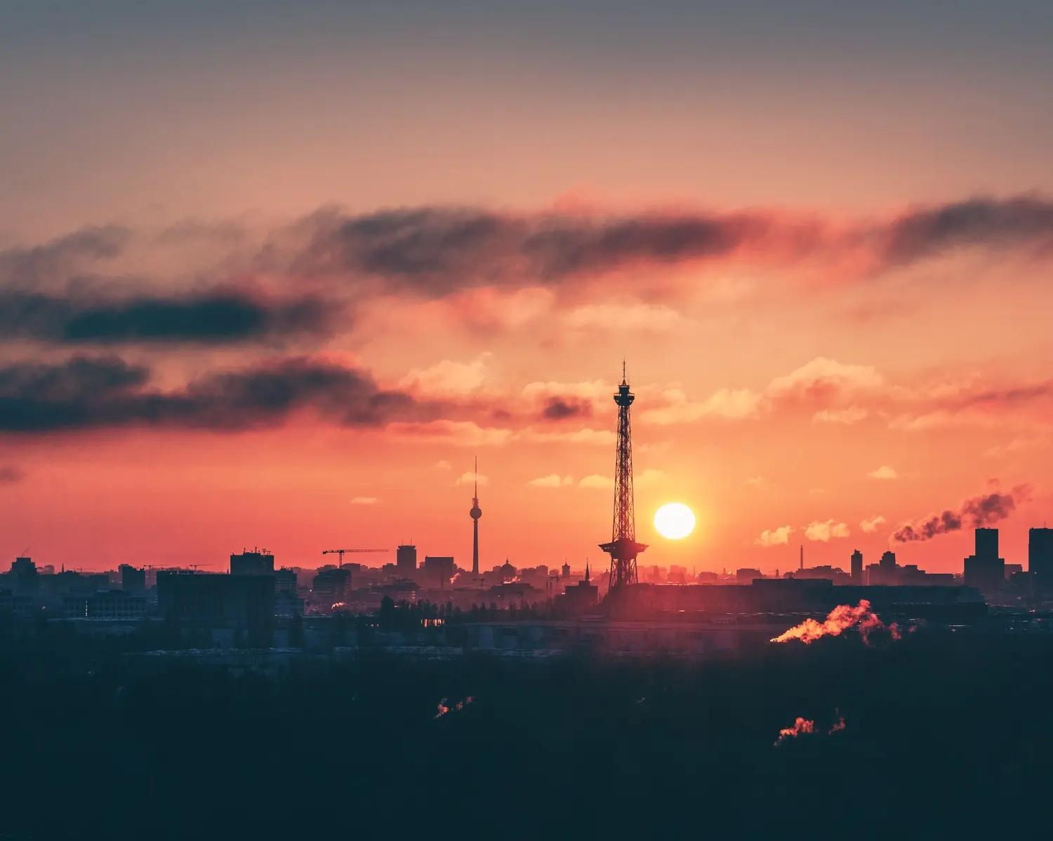 Ein Sonnenuntergang, im Vordergrund der Funkturm und der Fernsehturm in Berlin.