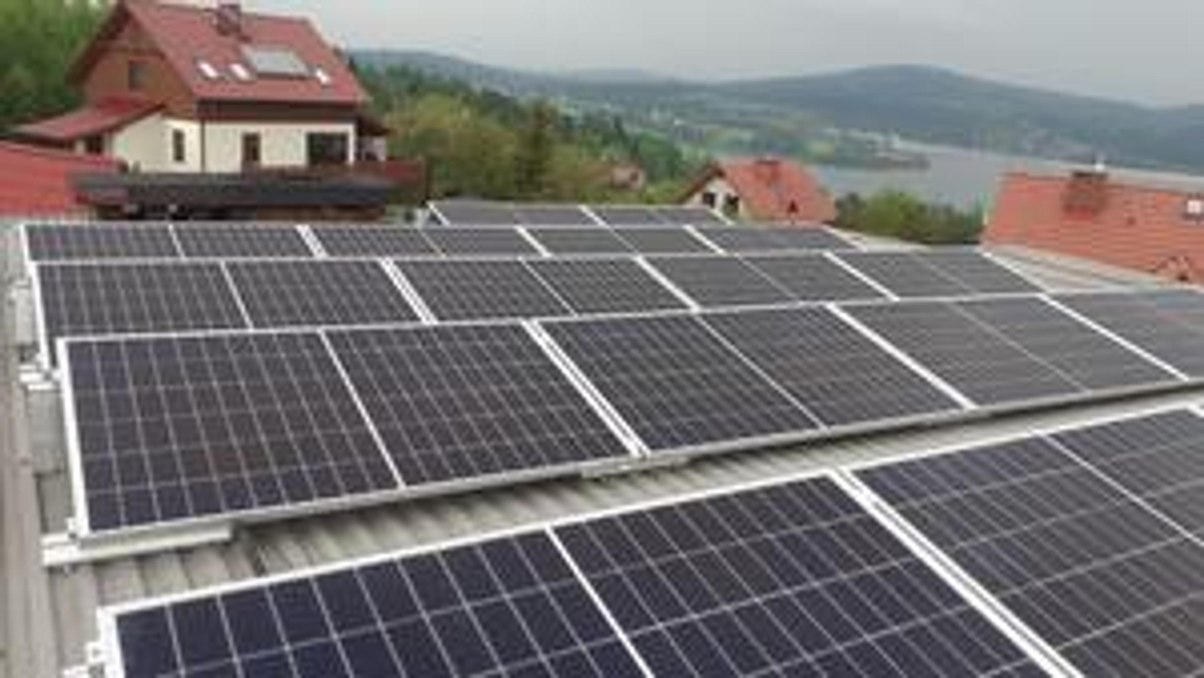 instalacja fotowoltaiczna na dachu