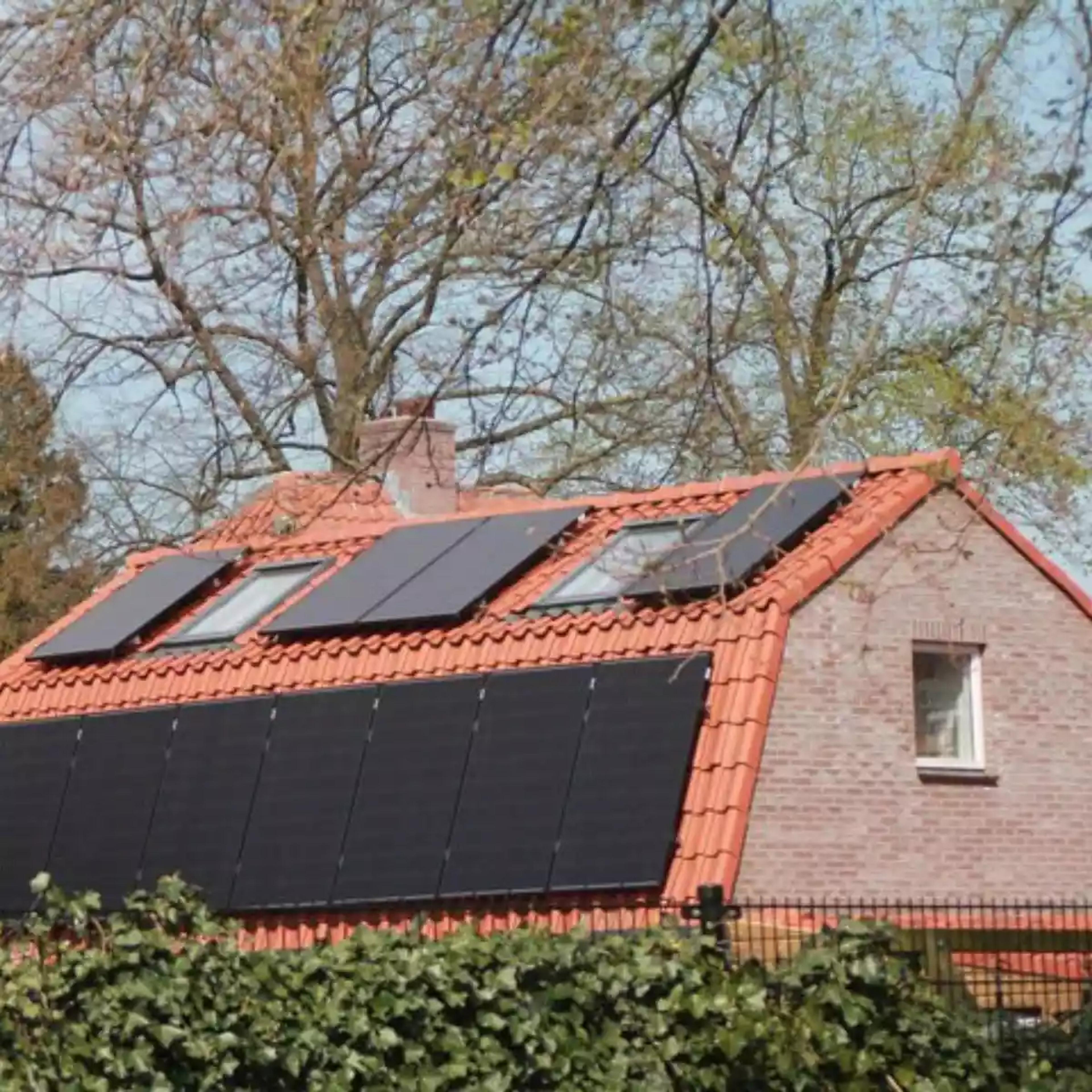maison équipée de panneaux solaires avec différentes inclinaisons