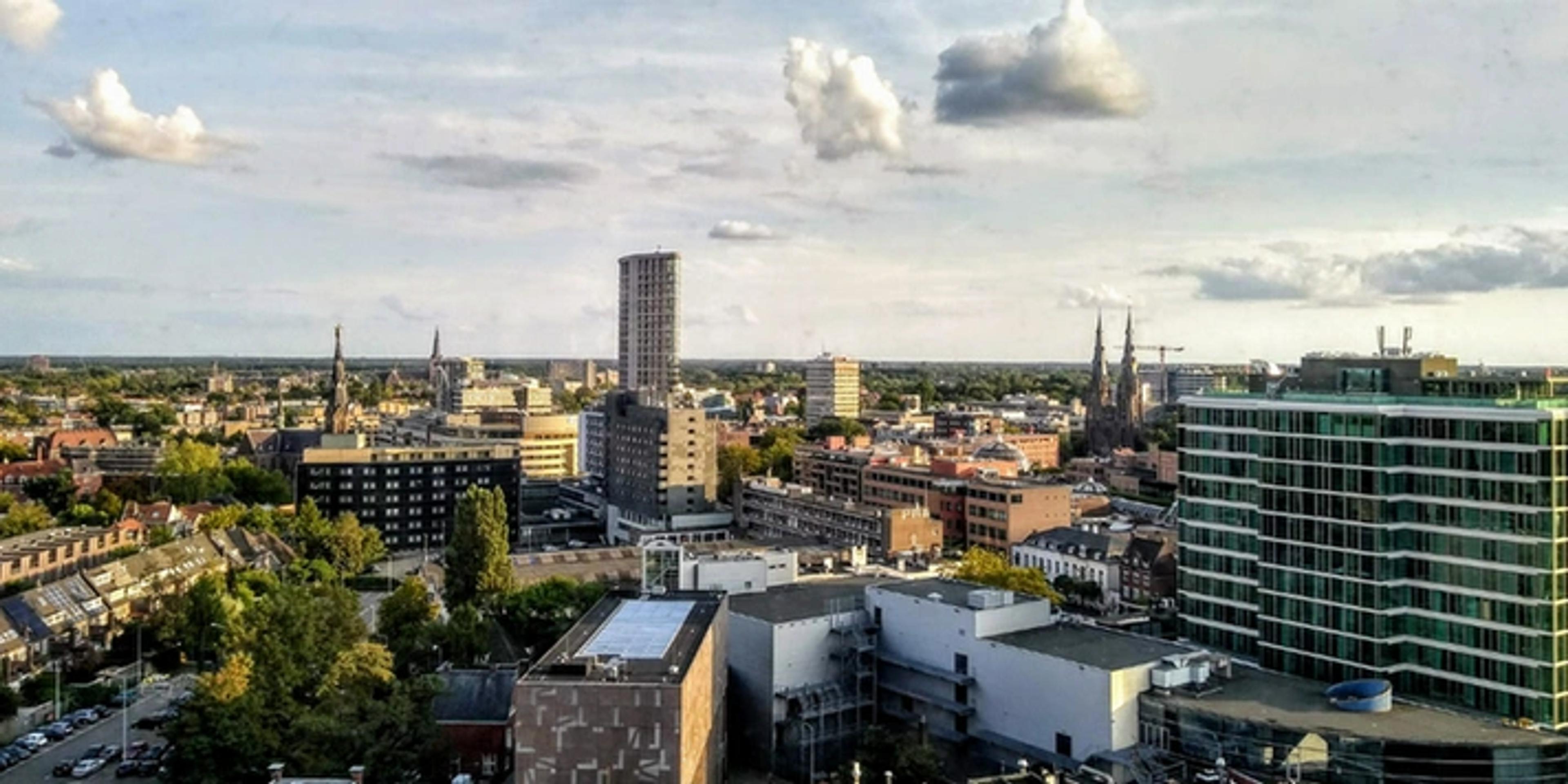 Stadsgezicht van Eindhoven met zon en wolken