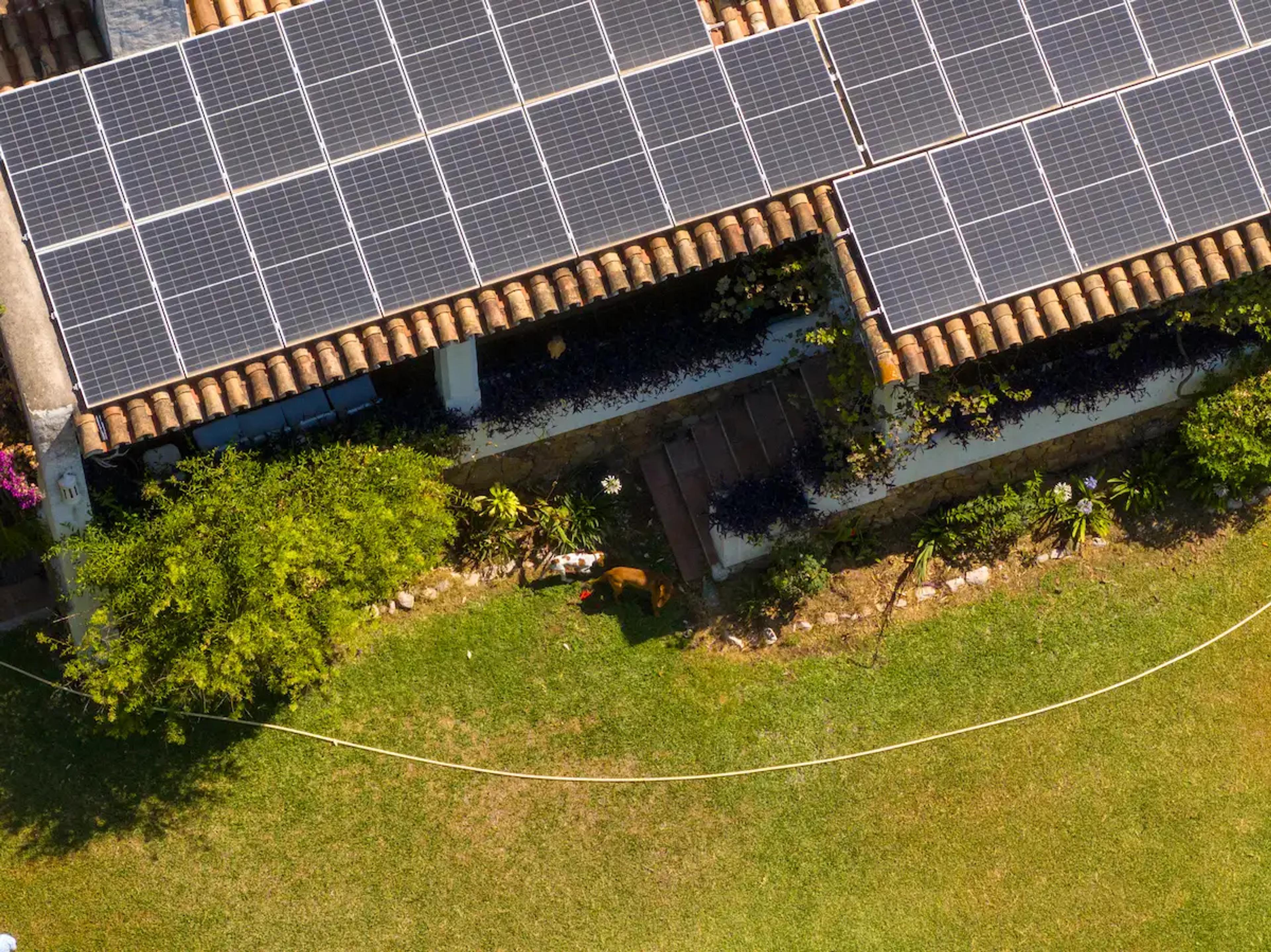 Eine Photovoltaikanlage auf dem Dach eines Einfamilienhauses.