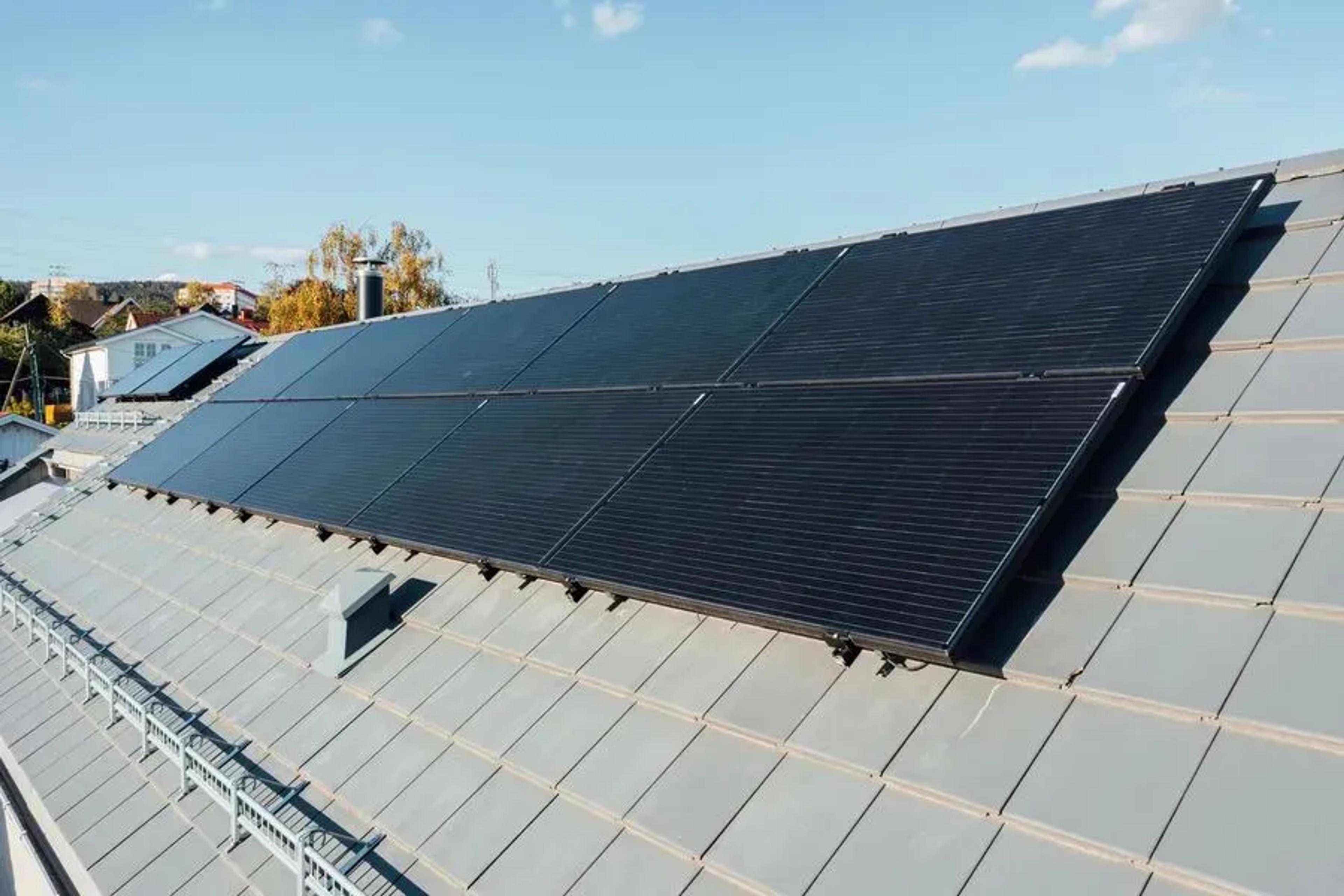 Zonnepanelen geplaatst op schuin, ook zonder investering mogelijk!