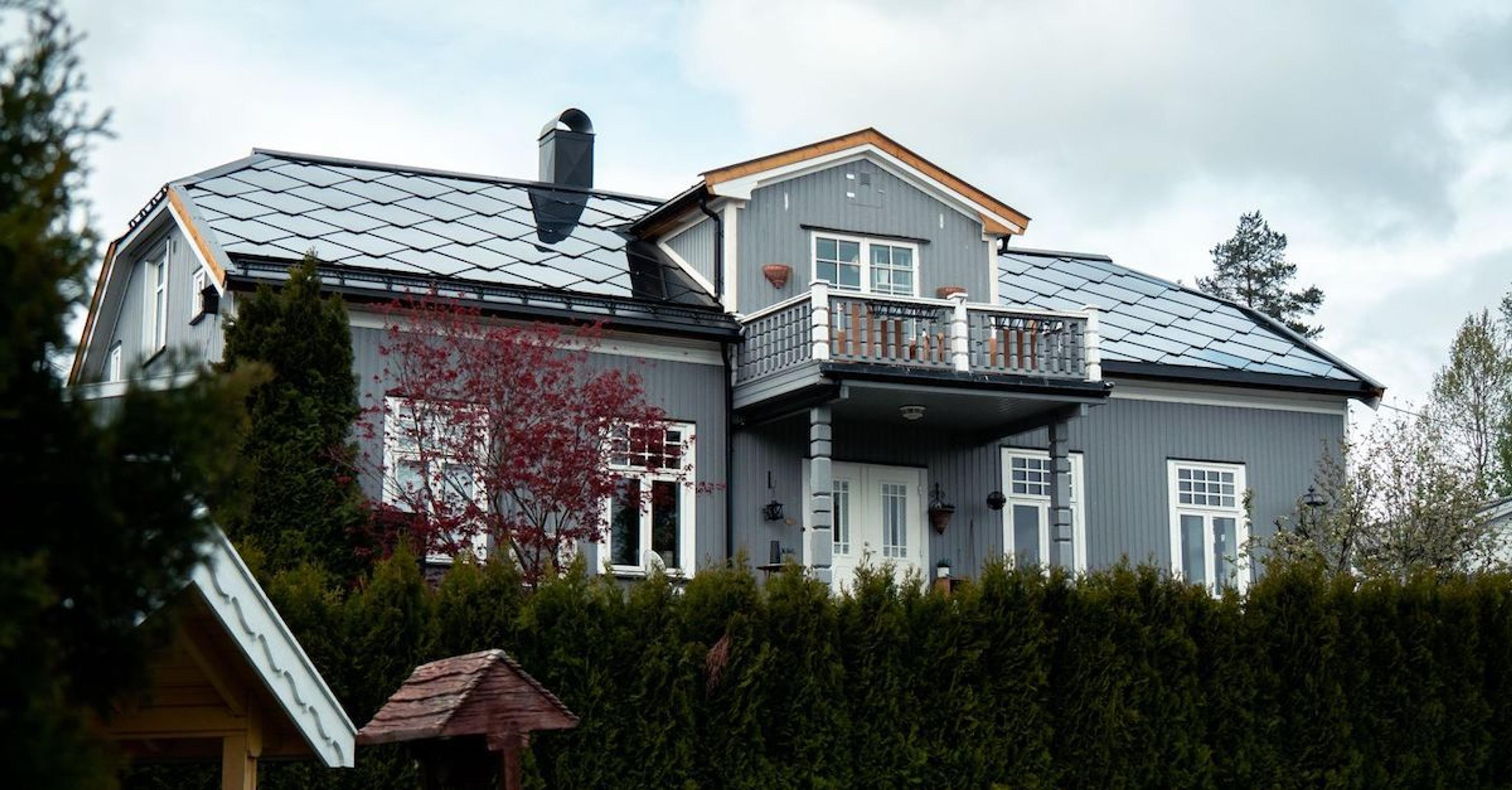 Du kan få solceller i taksteinene fra Otovo. Sjekk prisen din på våre nettsider.