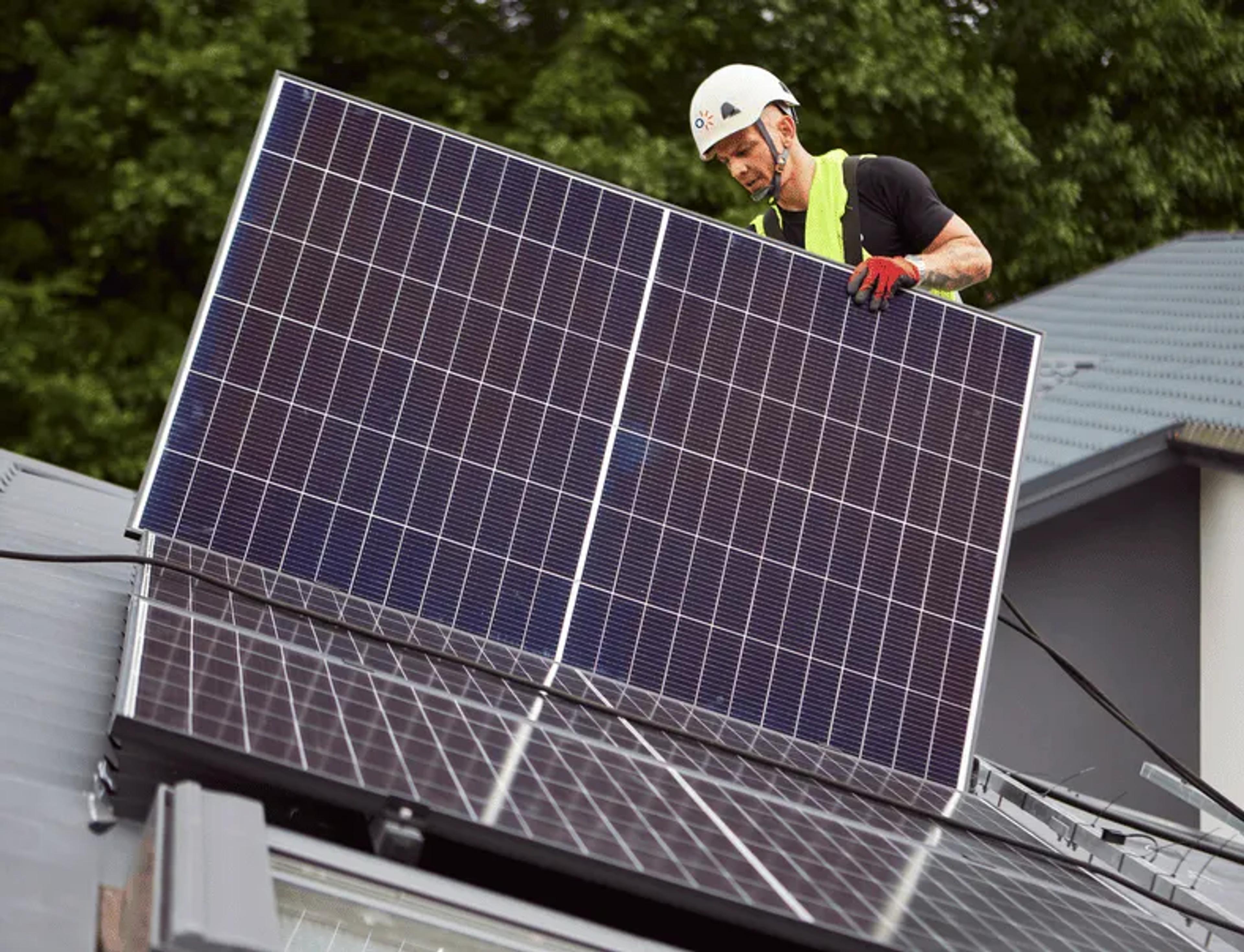 Installateur entfernt Solarpanel