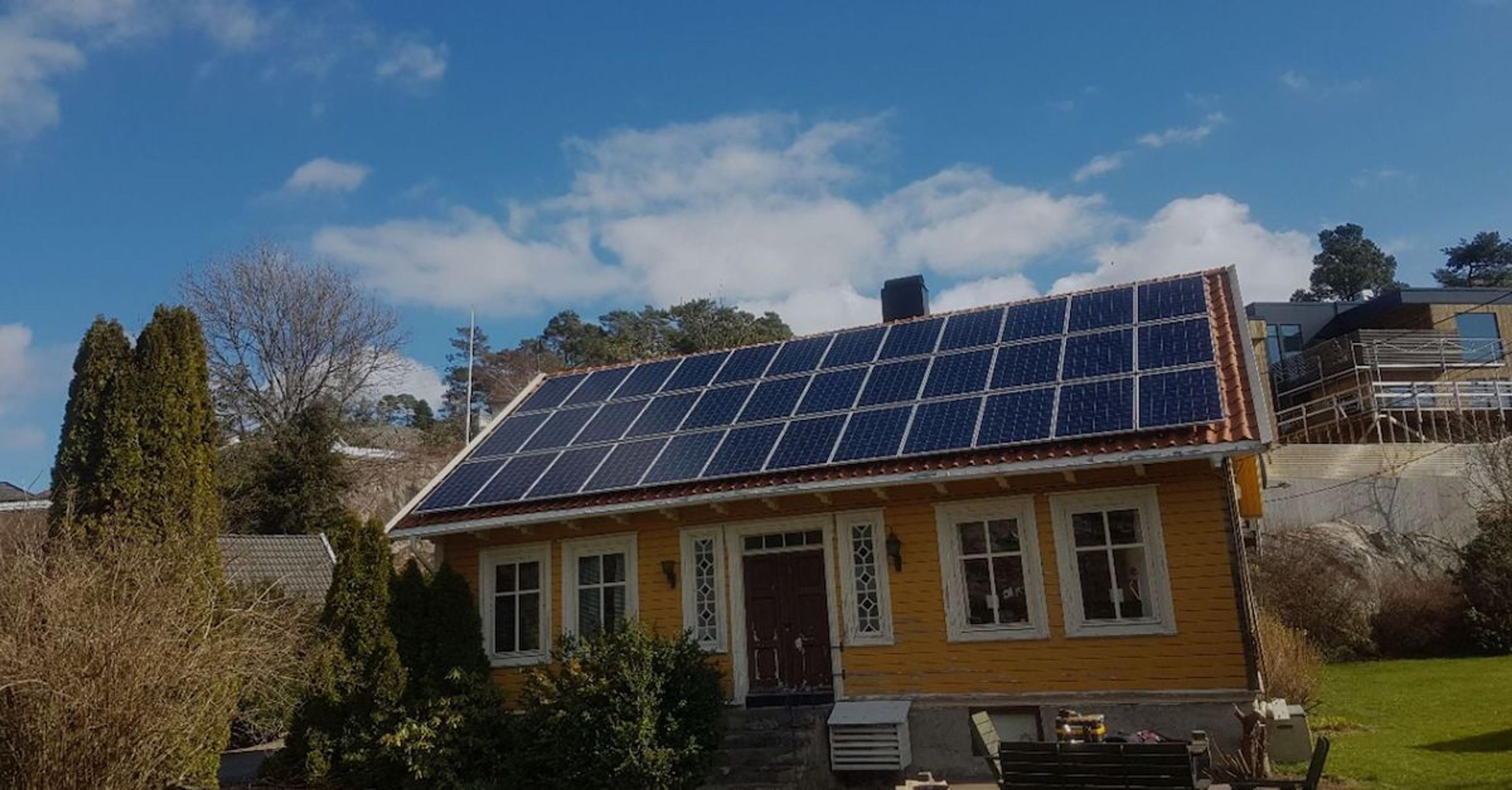 Solcellepaneler på hustak. Bildet er av 36 blå standardpaneler på en sørlandshus.