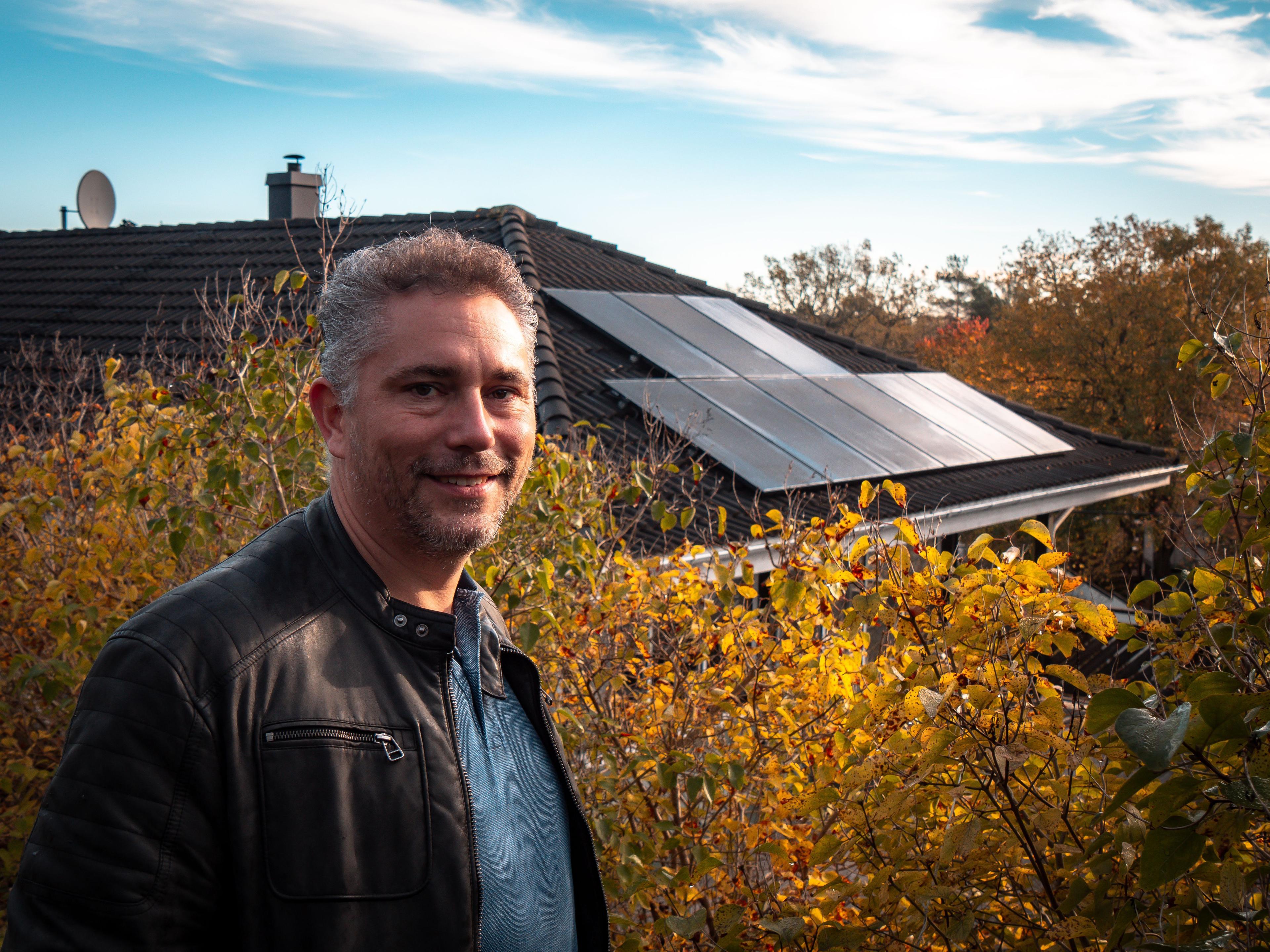 pontus framför sin solcellsinstallation