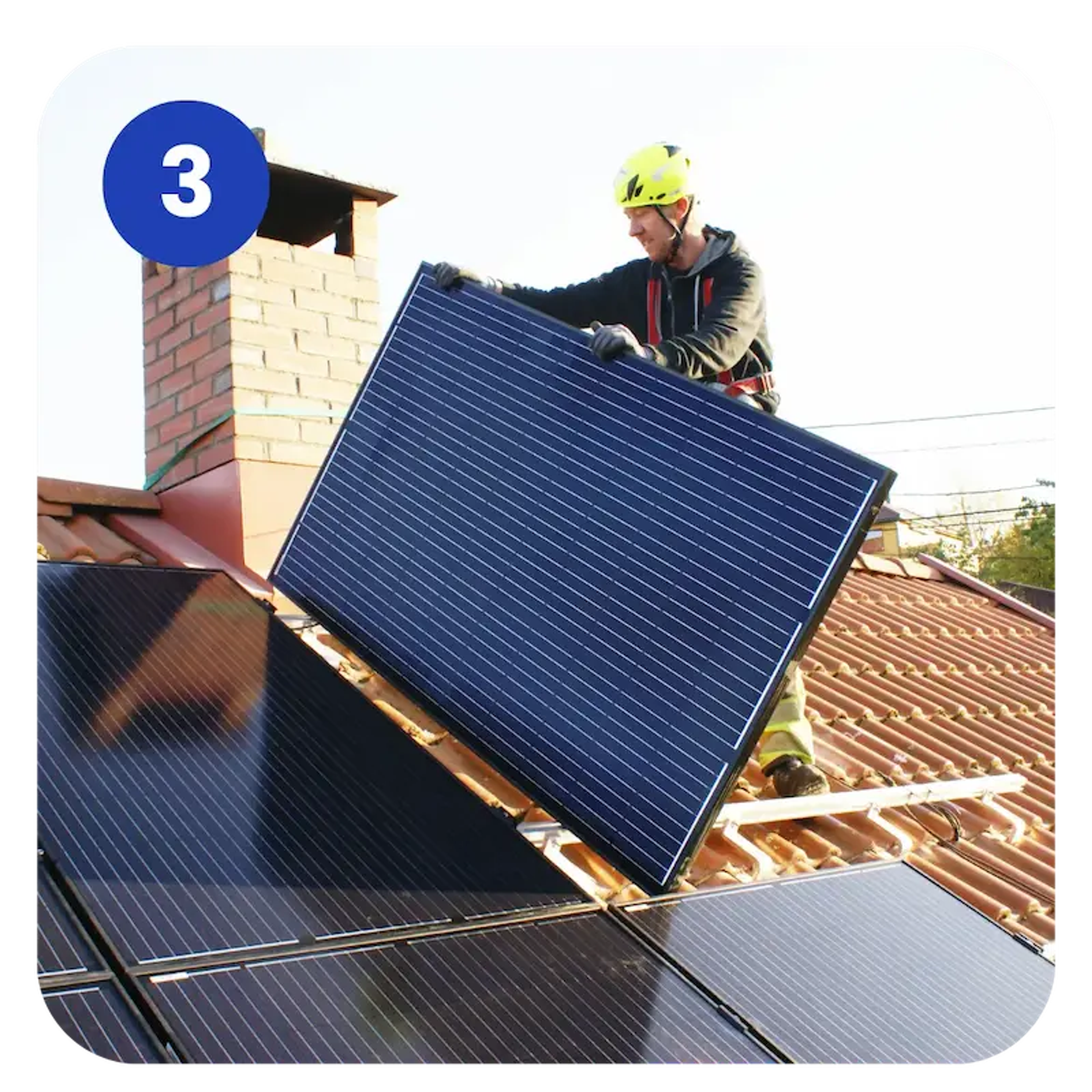 Ein Solarteur installiert ein Solarmodul auf einem Dach.
