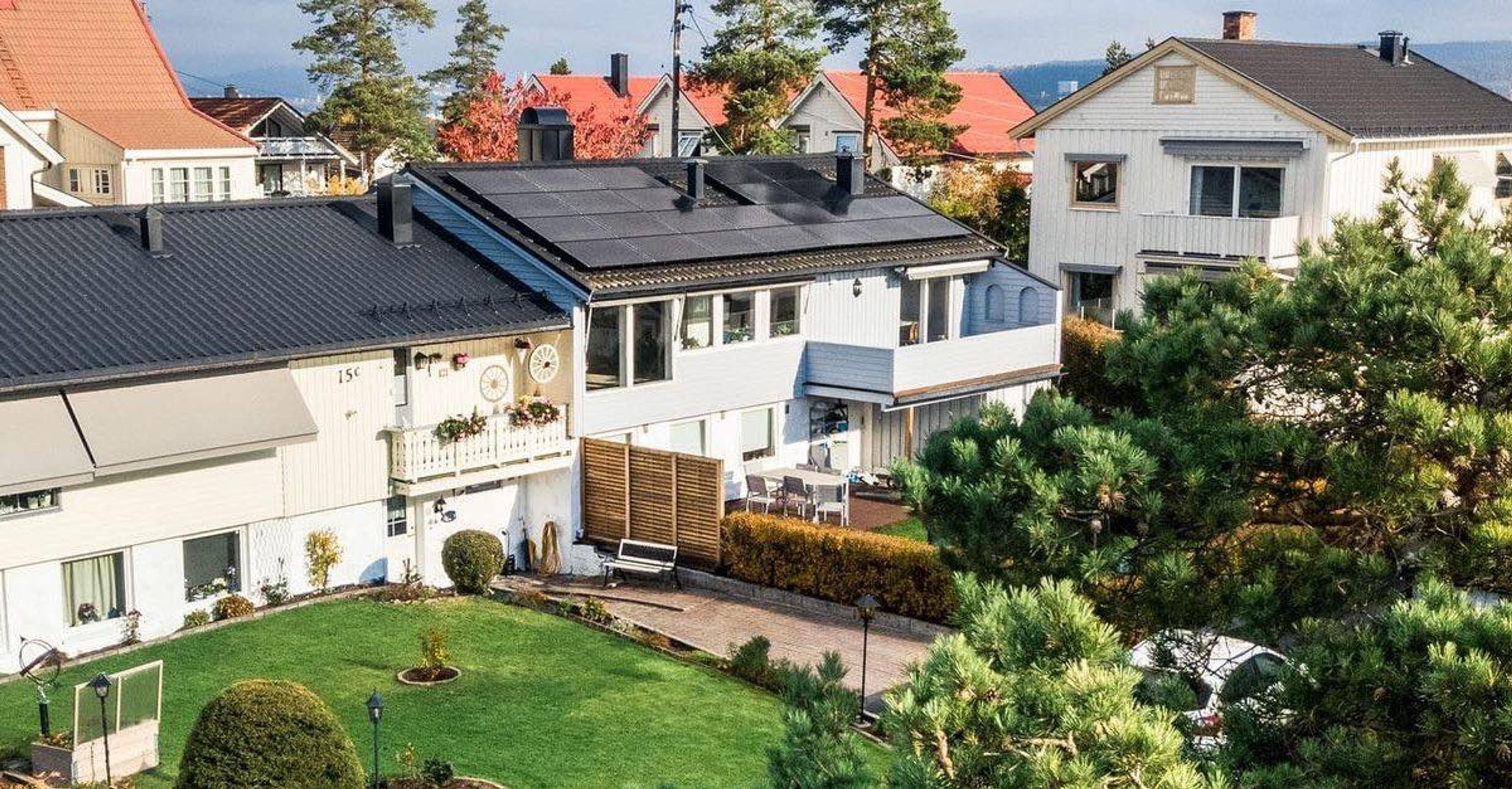 Solcellepanel på hustak. Det er mange fordeler med solceller. Selg strømmen du ikke bruker opp selv.