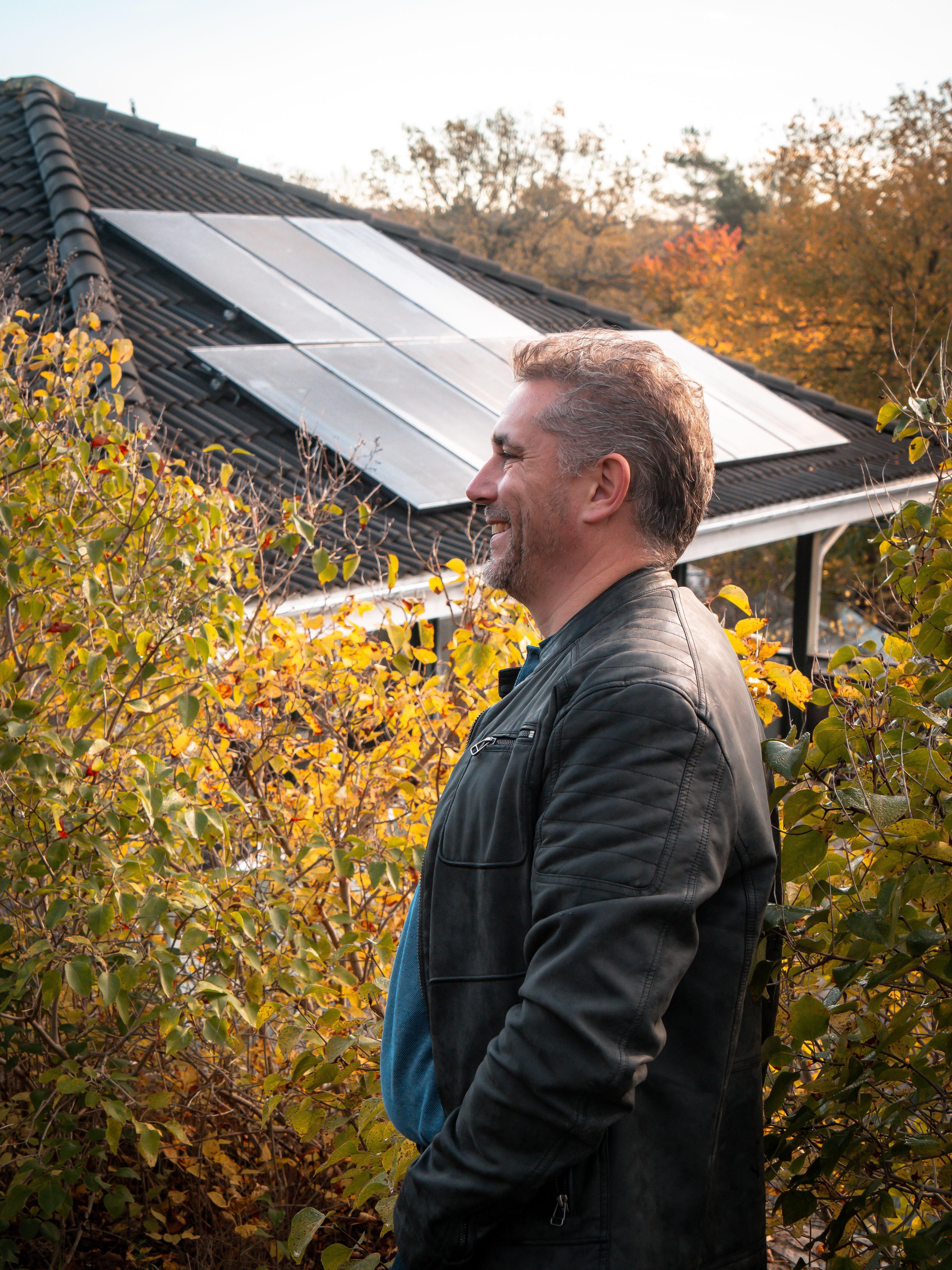 pontus framför sitt hus