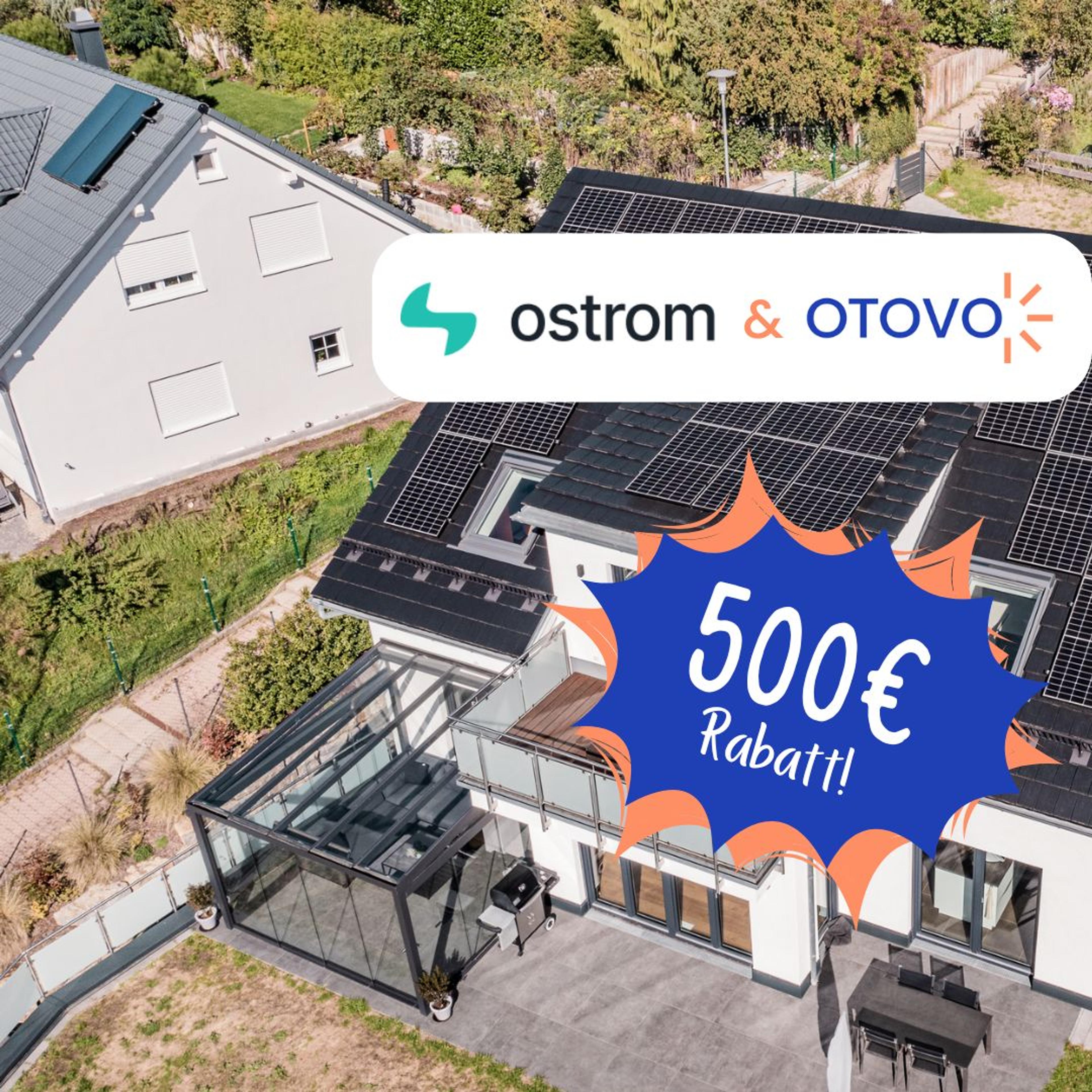 Photovoltaikanlage auf Dach mit Ostrom und Otovo Logos und 500€ Rabatt