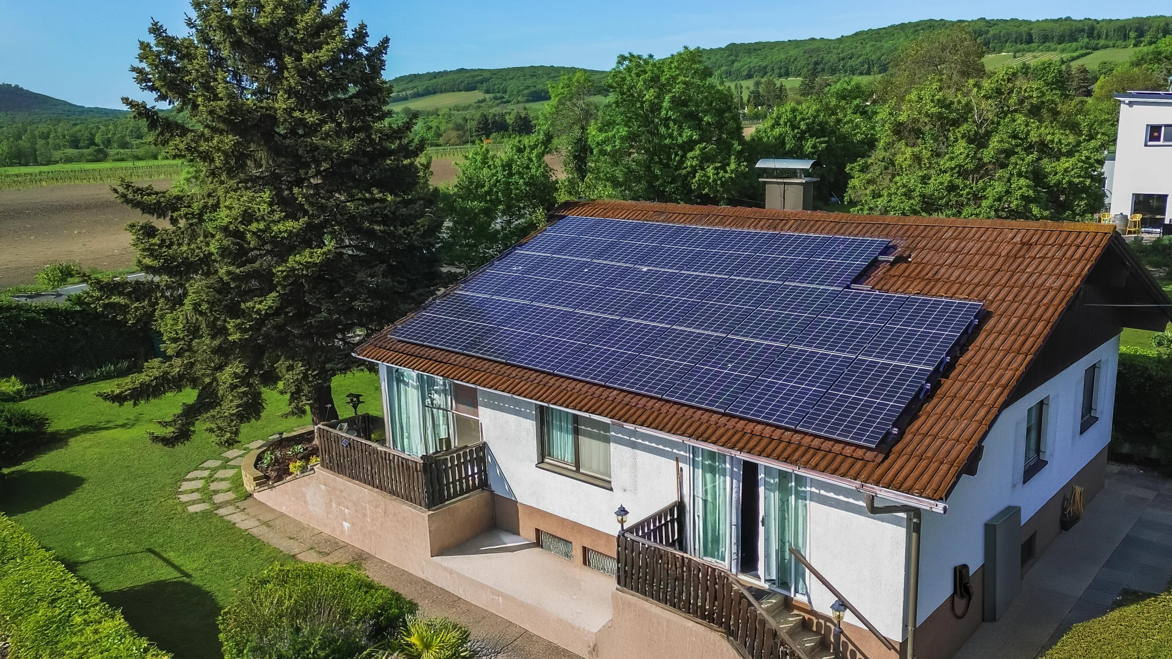 Großes Haus mit einer großen Solaranlage drauf