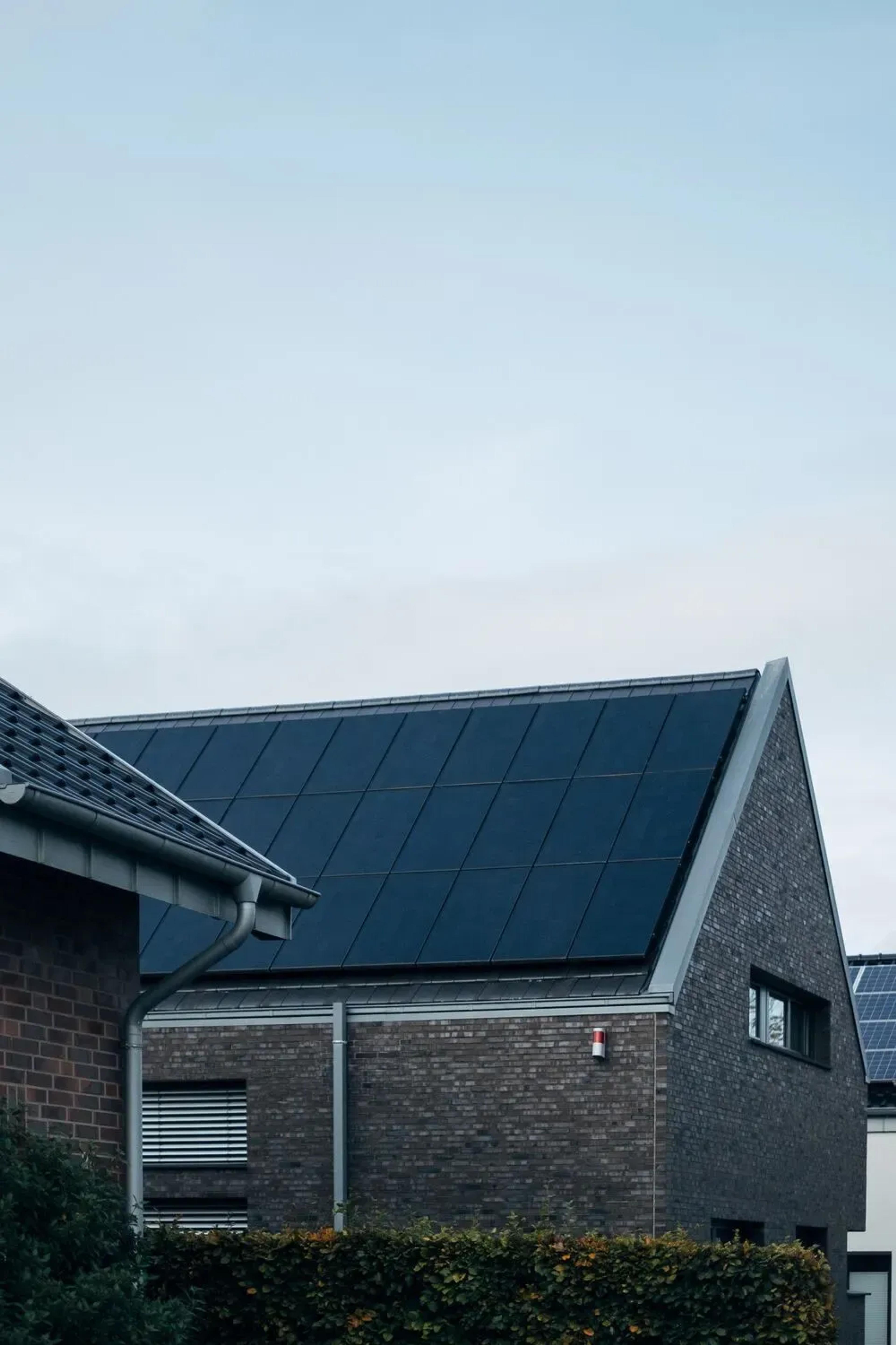 Haus mit Solaranlage, die das gesamte Dach bedeckt