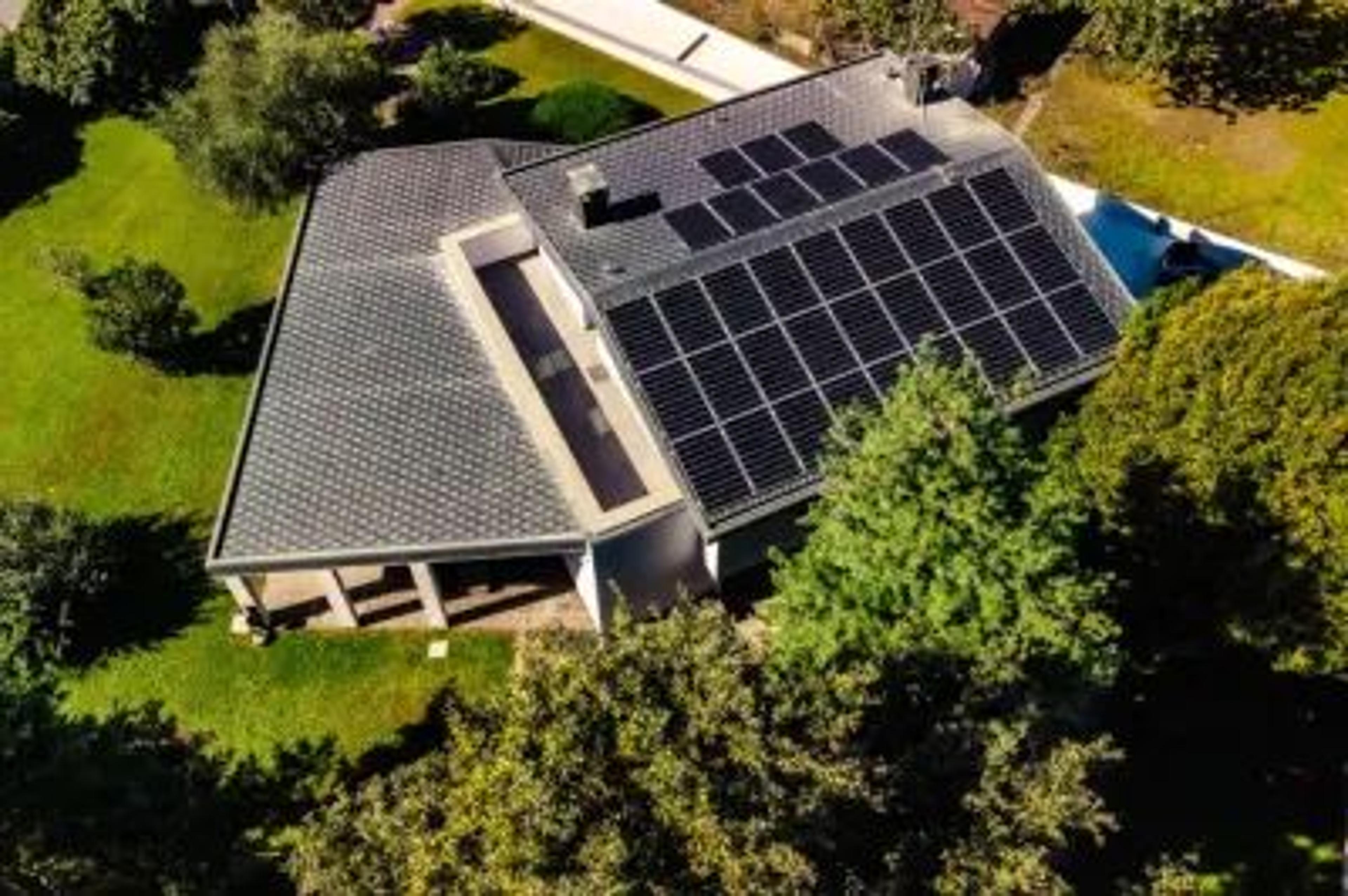 maison équipée de panneaux solaires