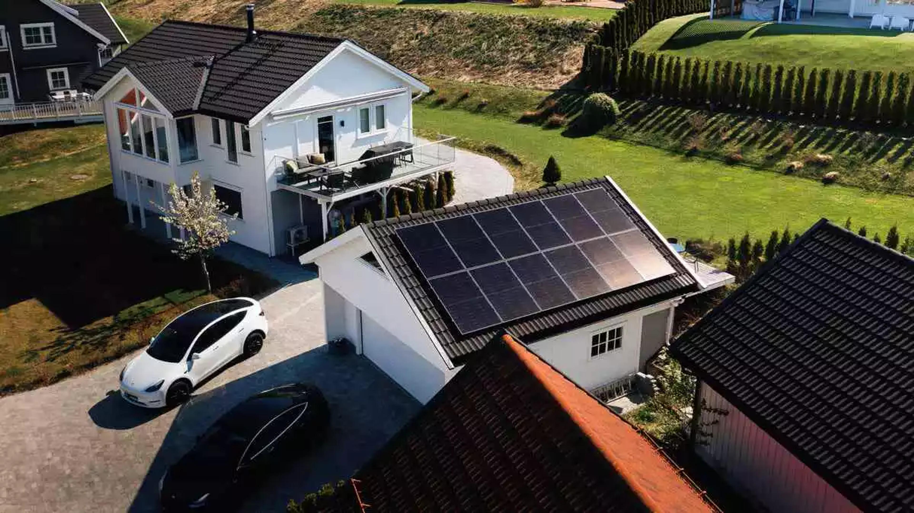 maison panneaux solaires voiture électrique