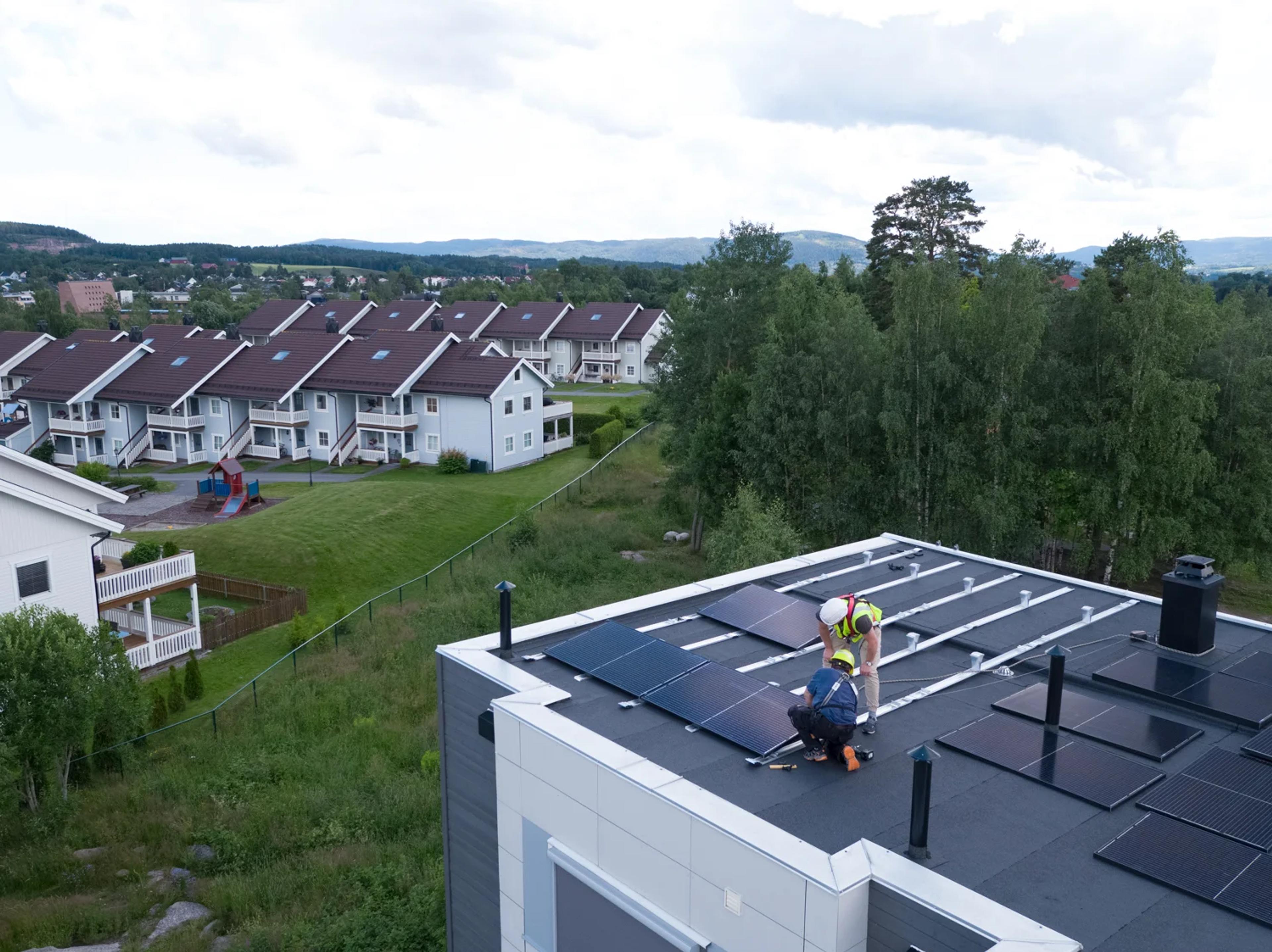 To installatører som monterer solceller på et tak
