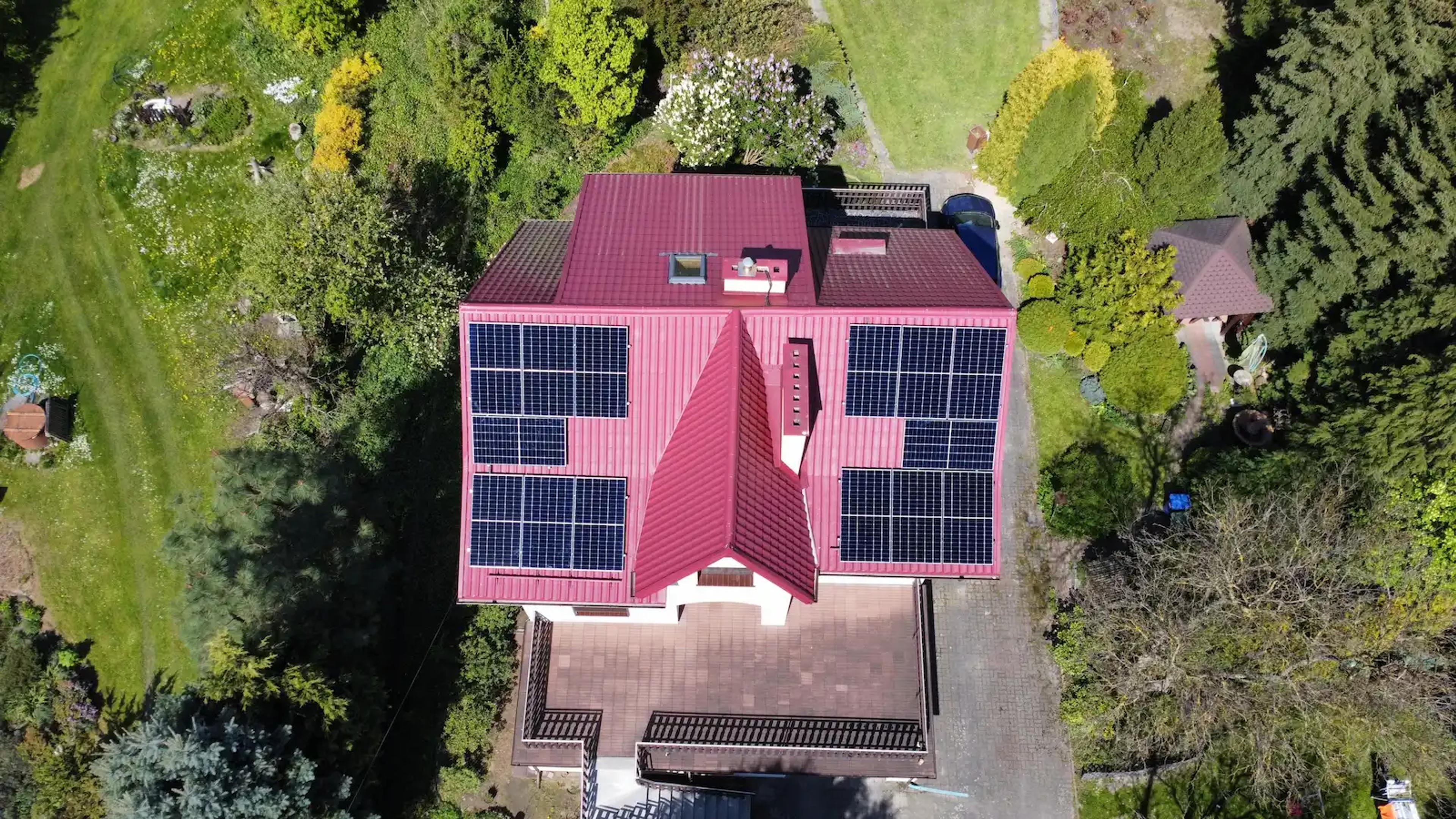 Ein rotes Dach, belegt mit PV-Anlage in Südausrichtung.