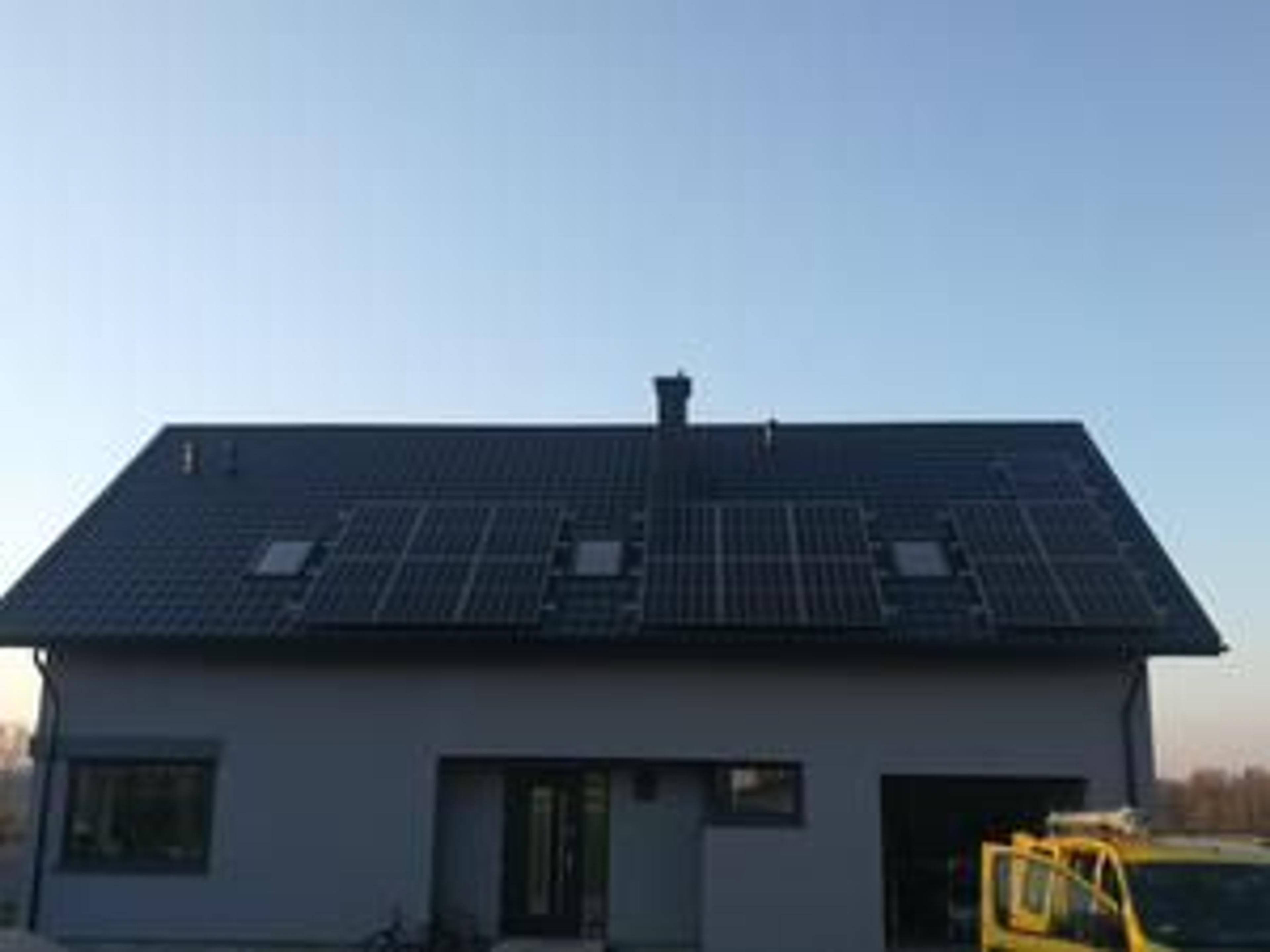 instalacja fotowoltaiczna na dachu