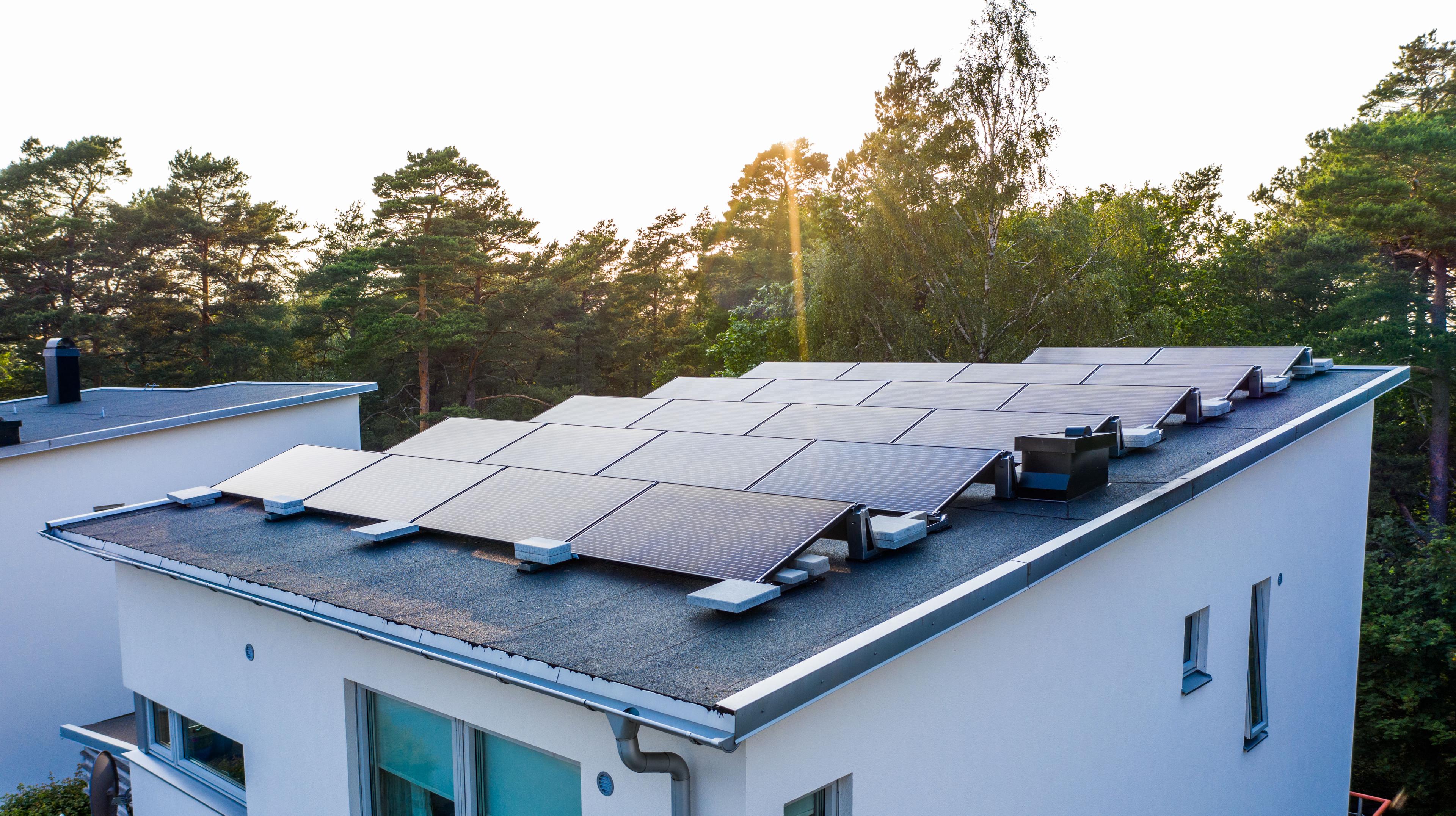 installerade solpaneler på hustak
