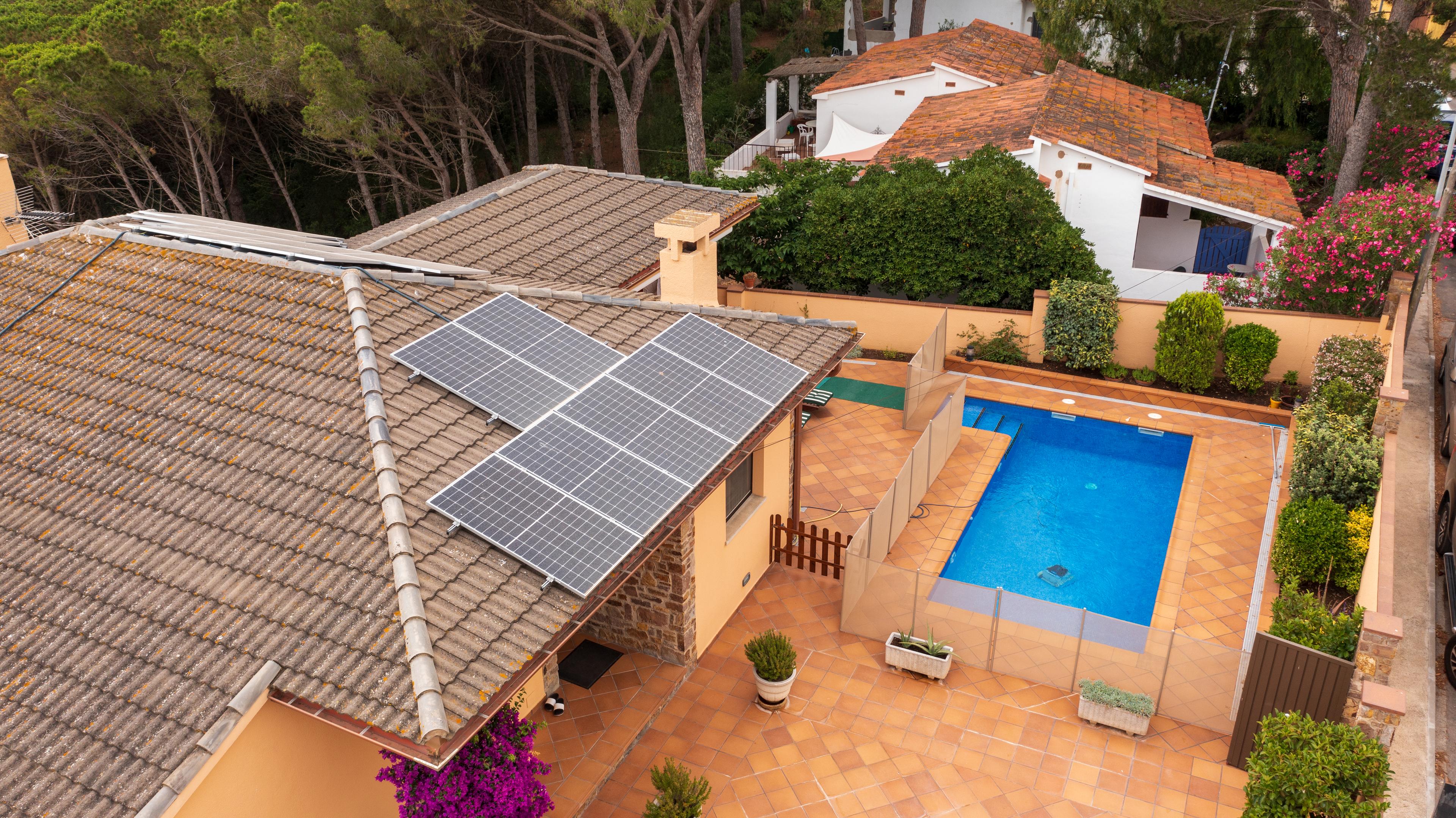 Paneles solares en vivienda con piscina