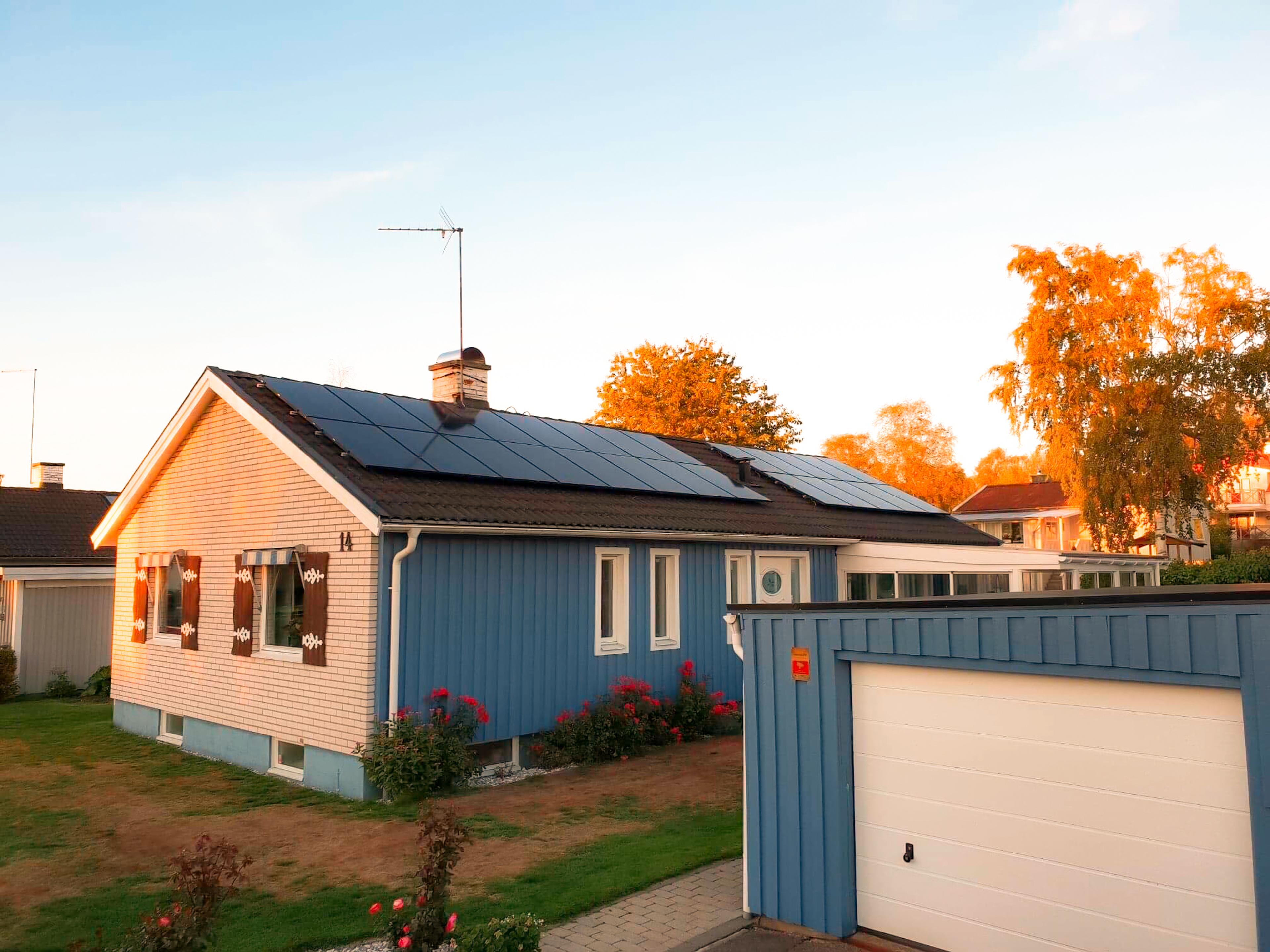 mindre hus med solcellsinstallation