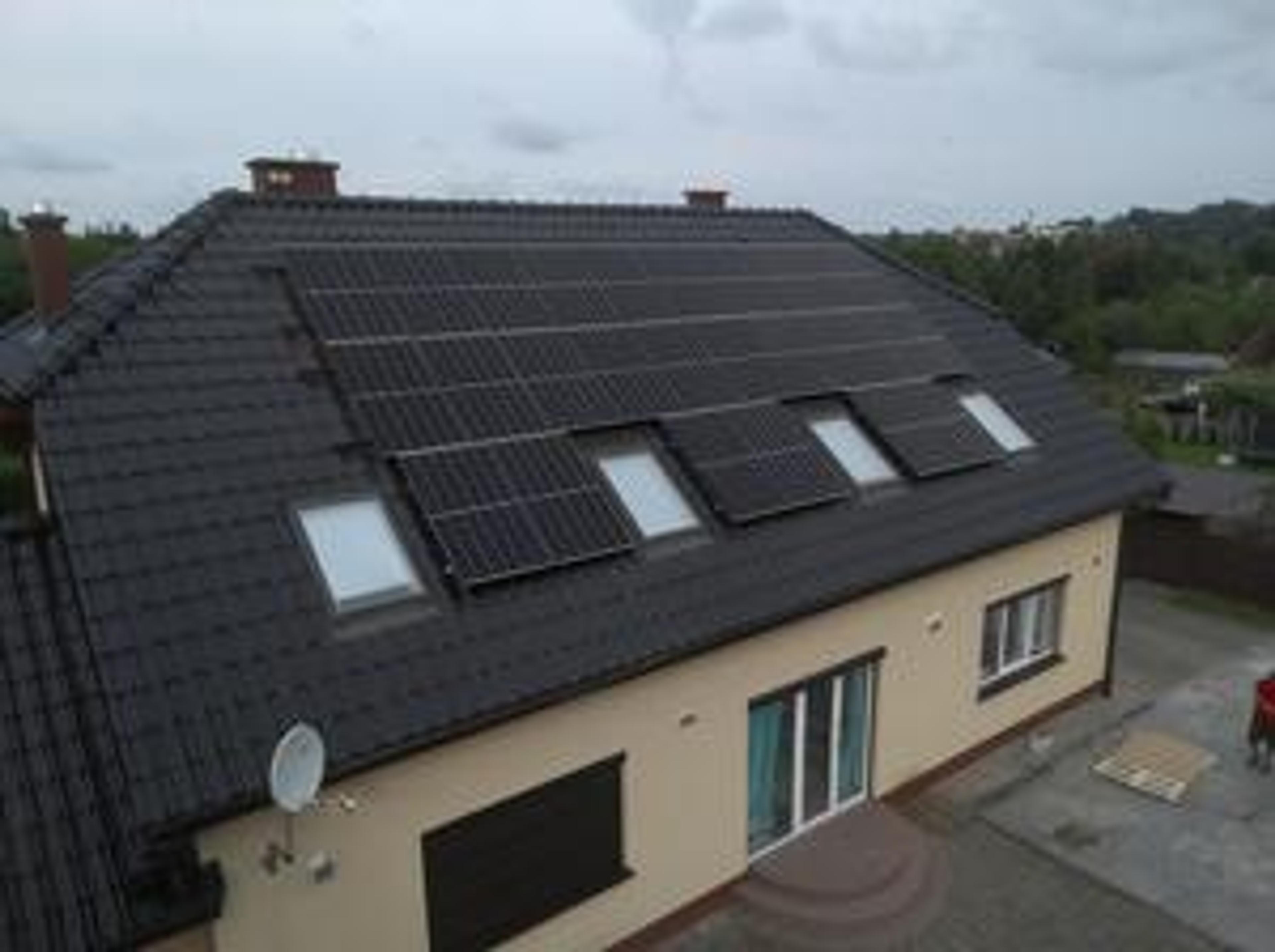 instalacja fotowoltaiczna na dachu