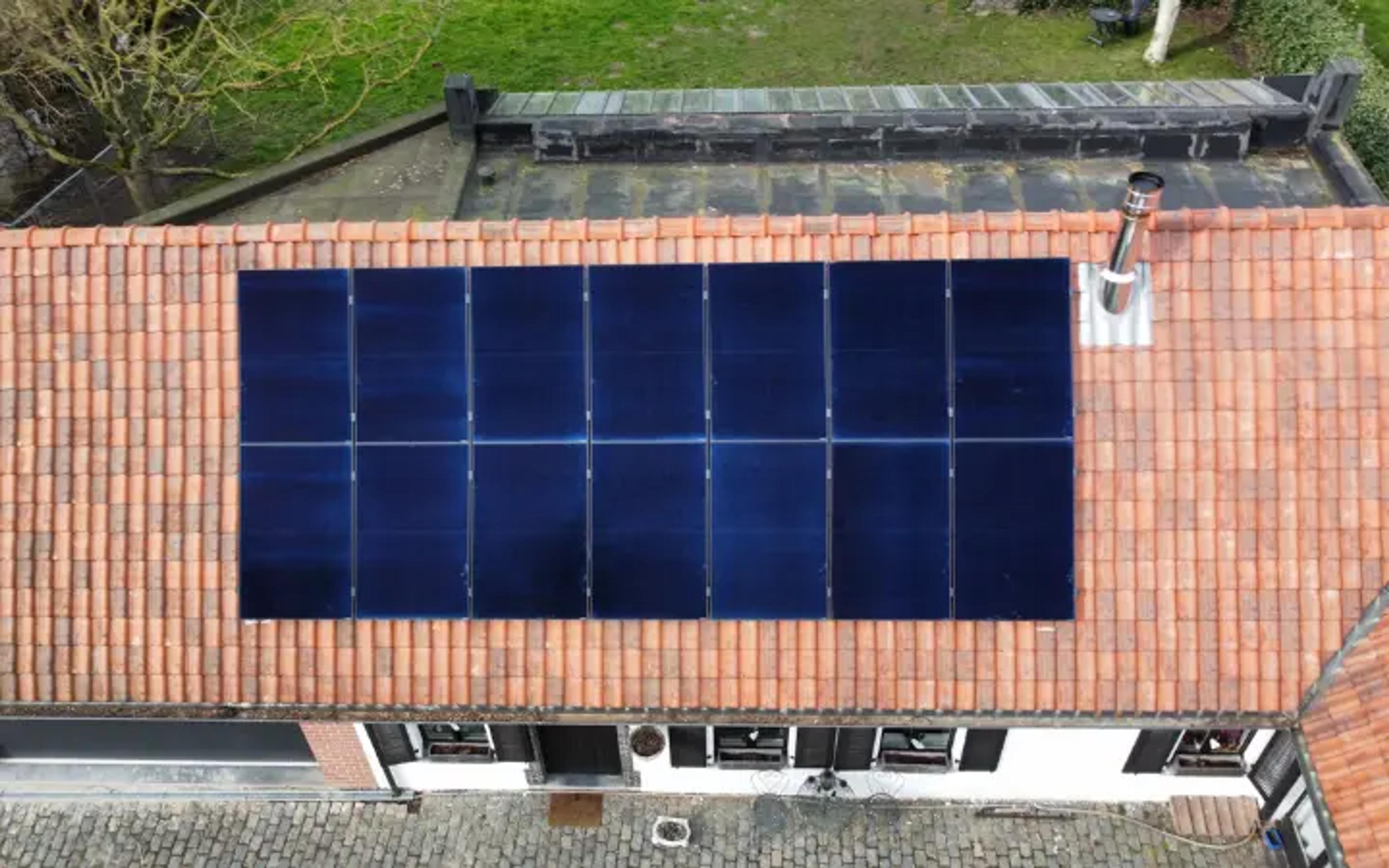 maison équipée de panneaux solaires vue de haut
