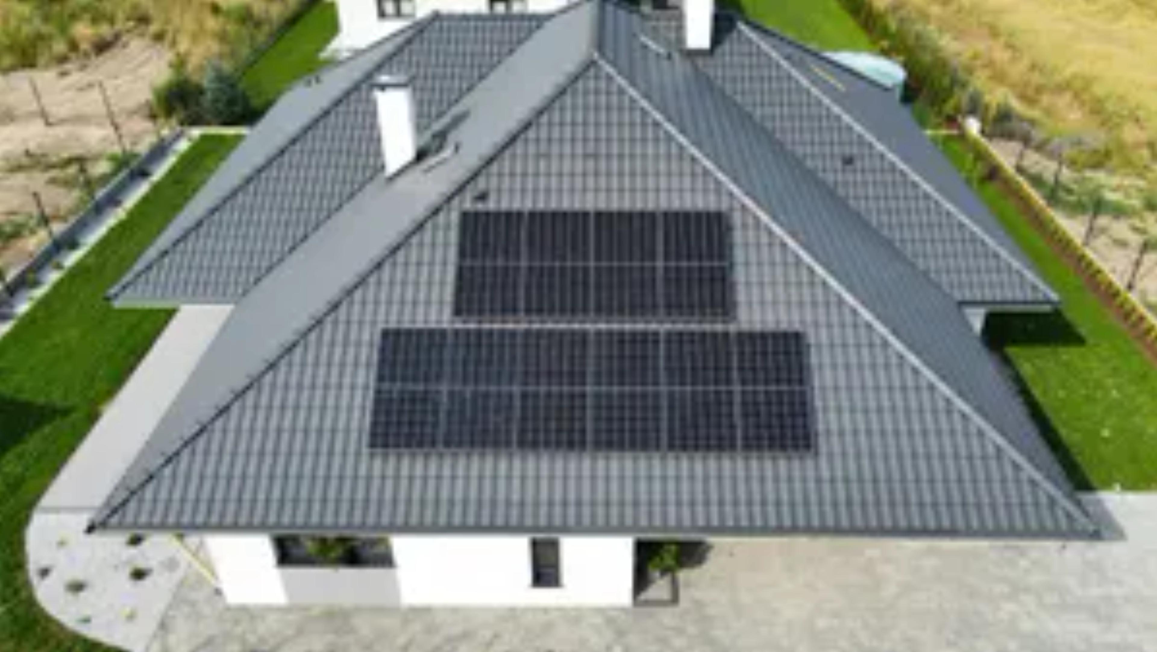 instalacja fotowoltaiczna na dachówce ceramicznej