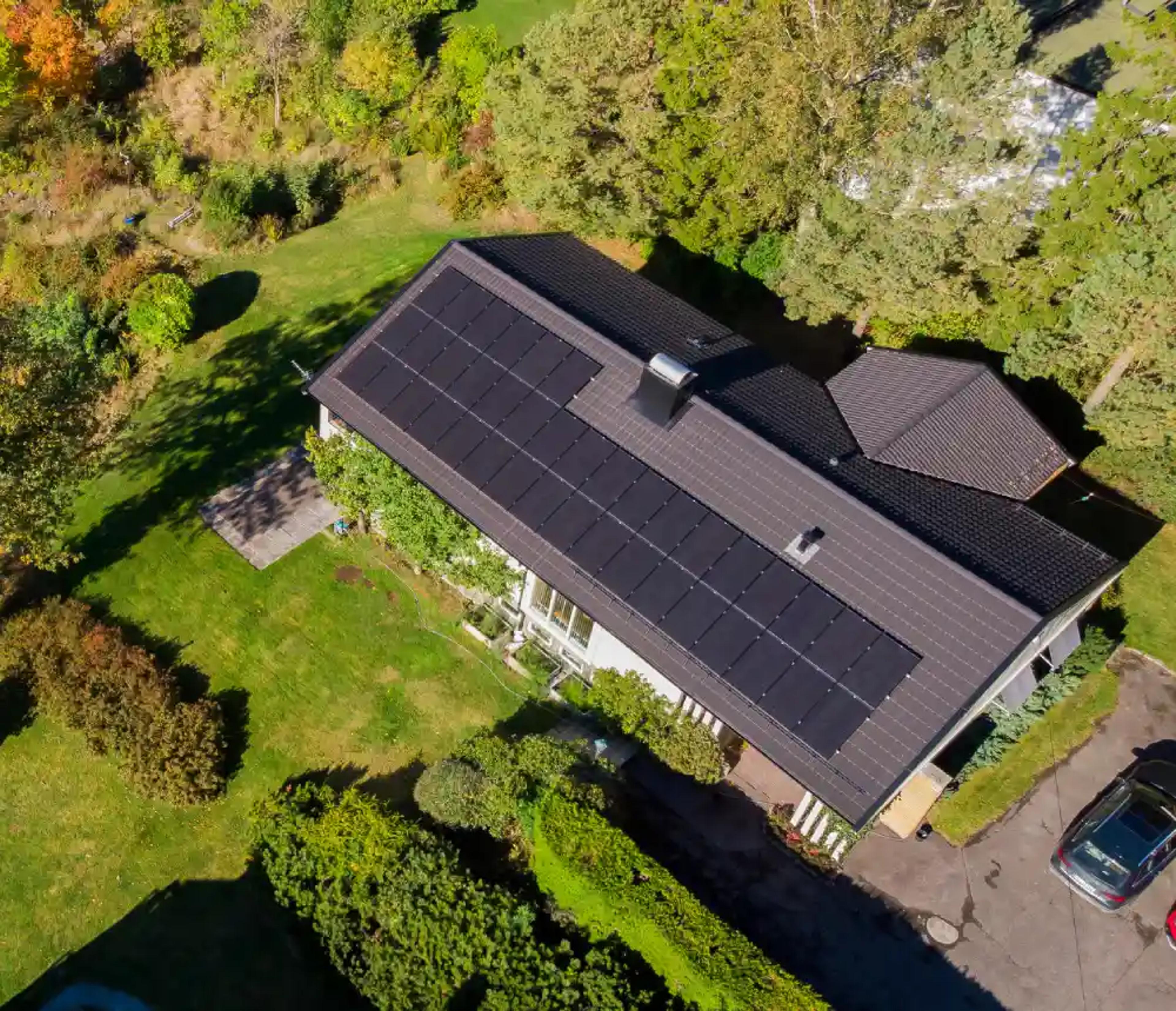 Solcellepaneler på toppen av hustaket