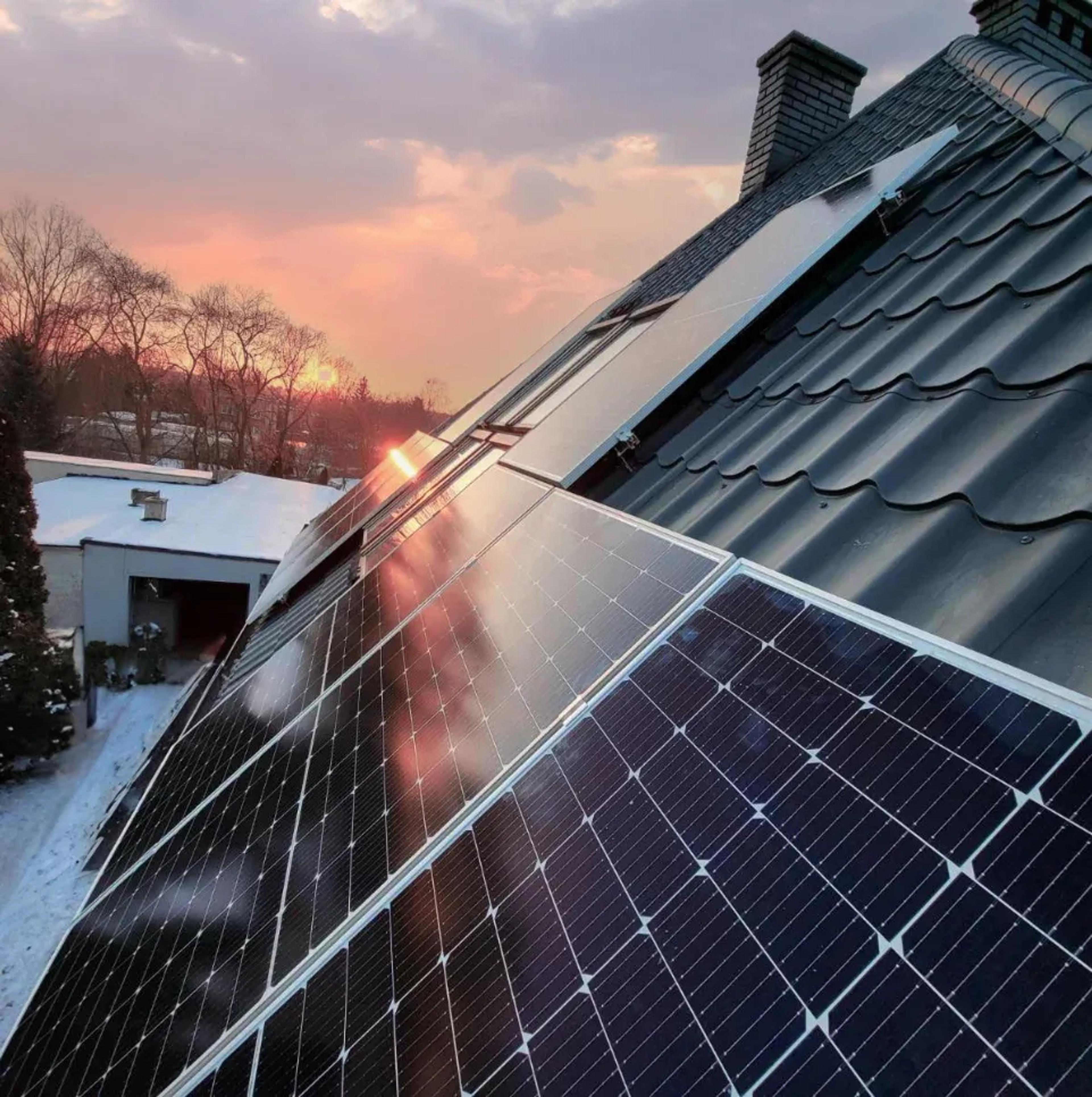 PV-Module auf einem Dach im Sonnenuntergang