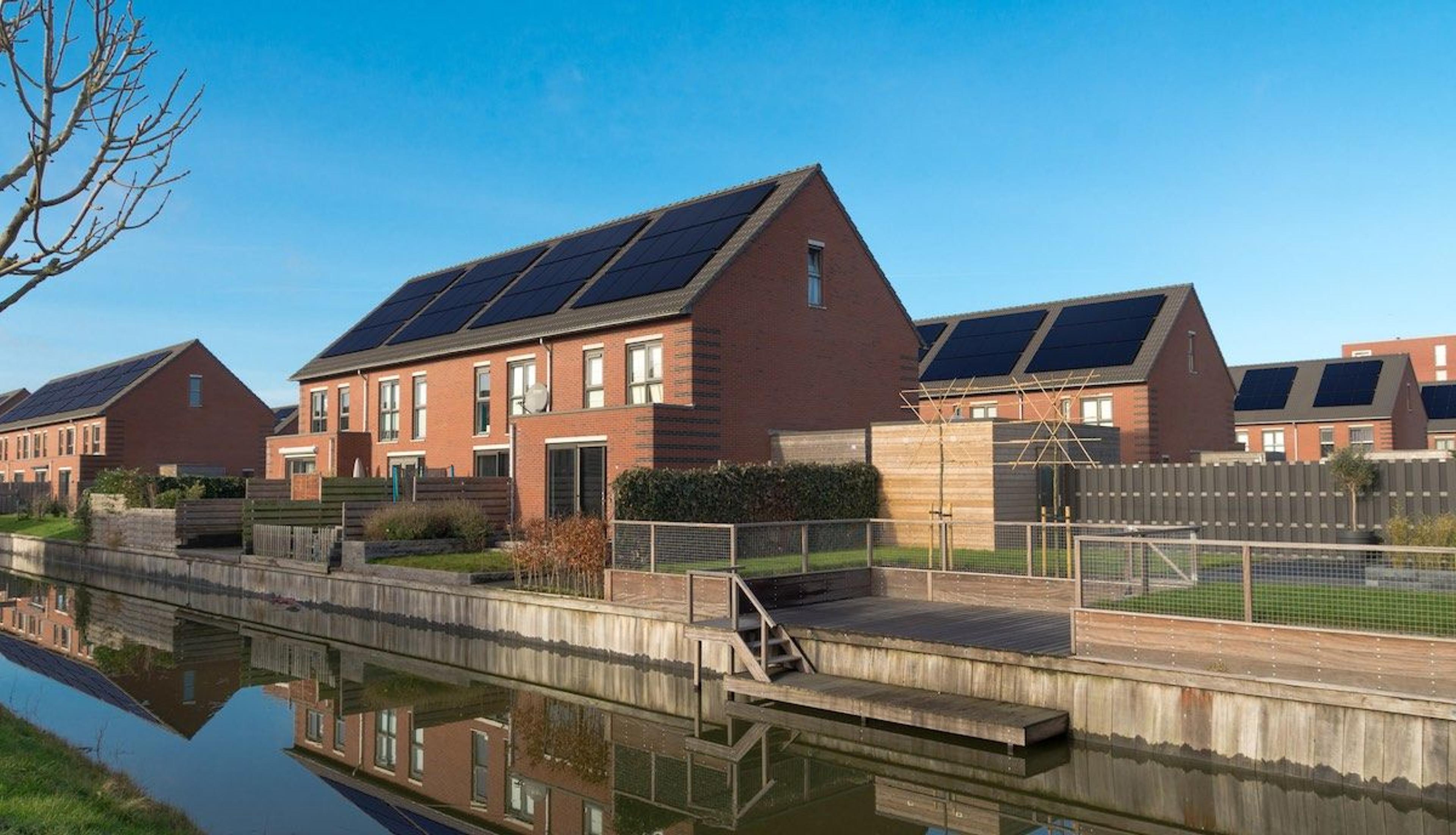 Flera hus med solpaneler installerade på taket