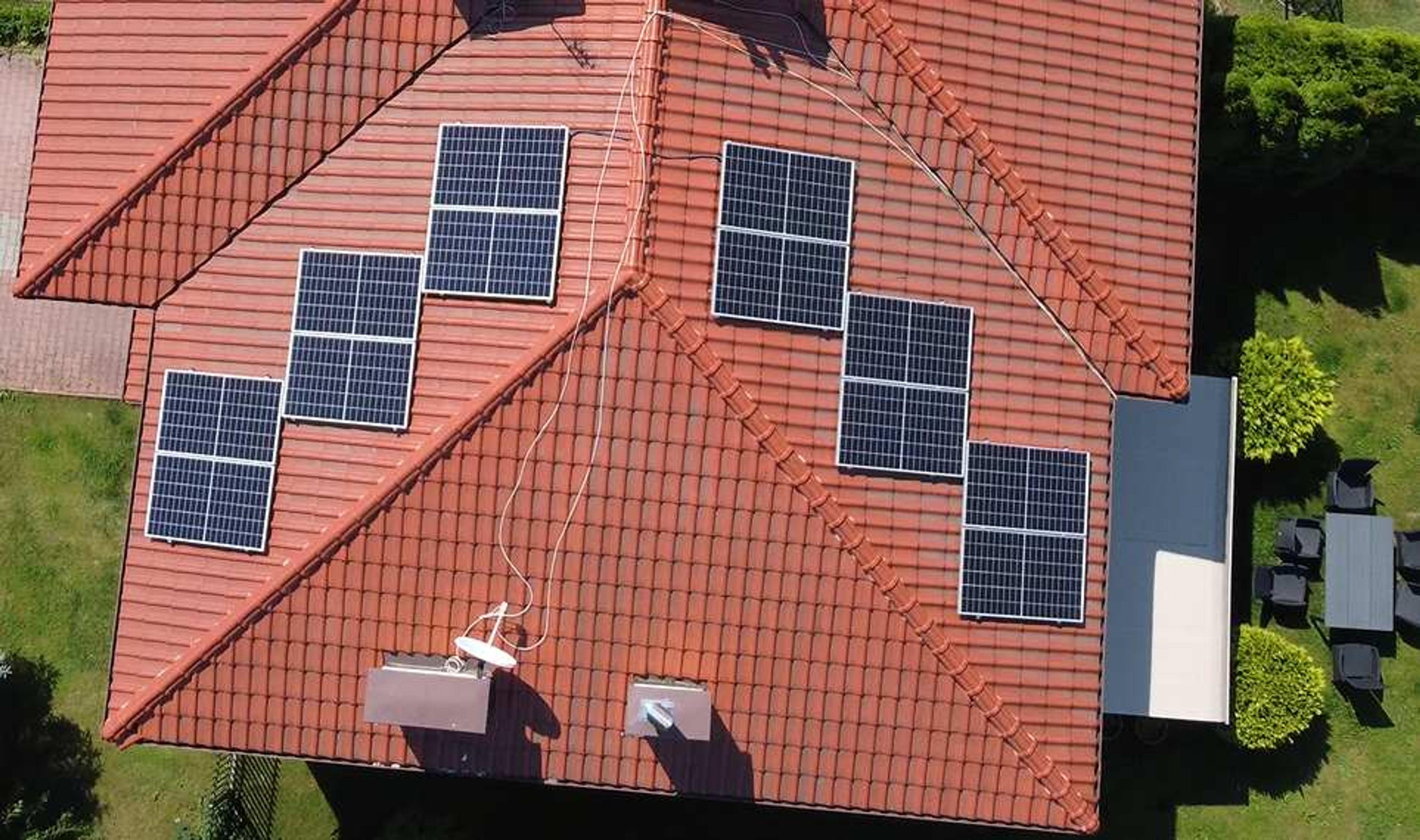 symetryczne panele fotowoltaiczne na dachu w Warszawie