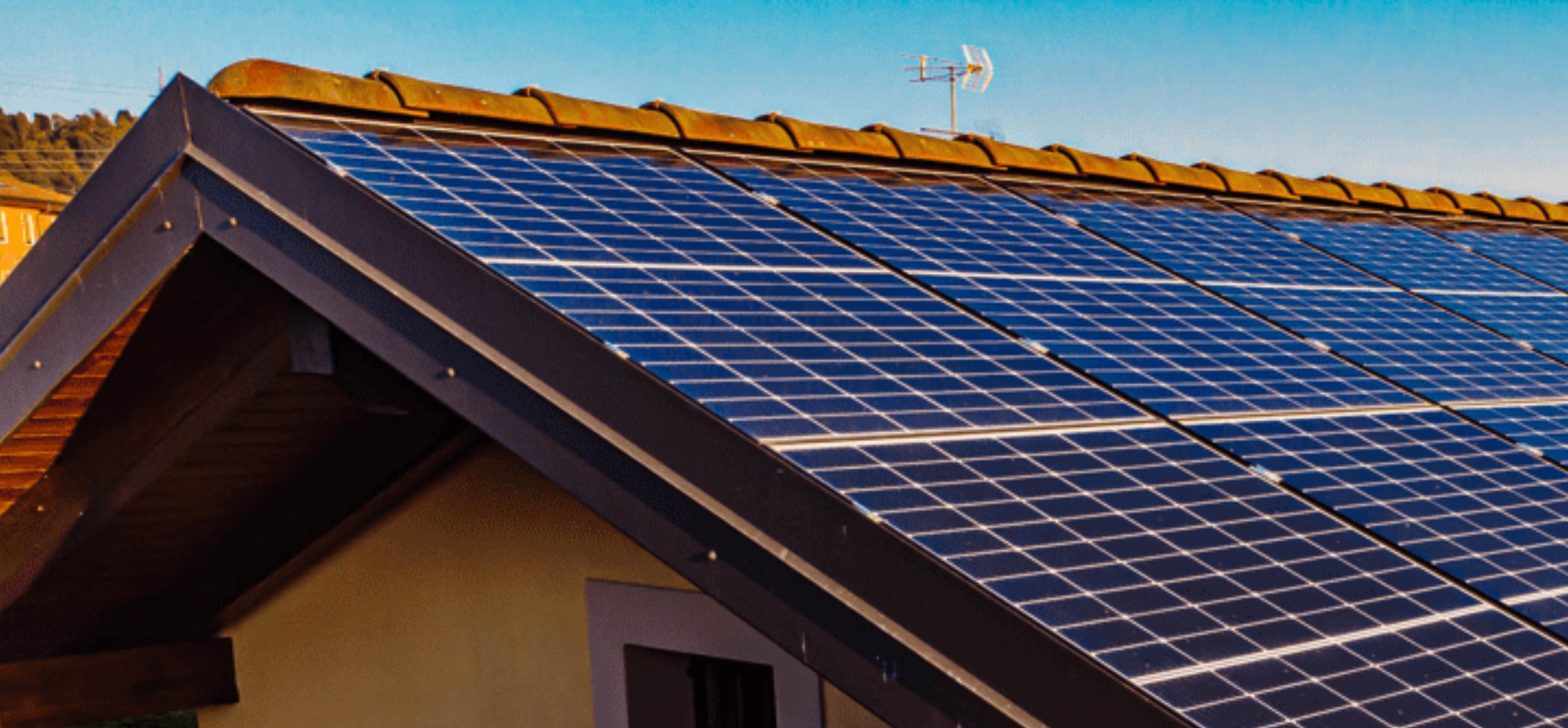 painéis solares instalados no telhado de uma vivenda