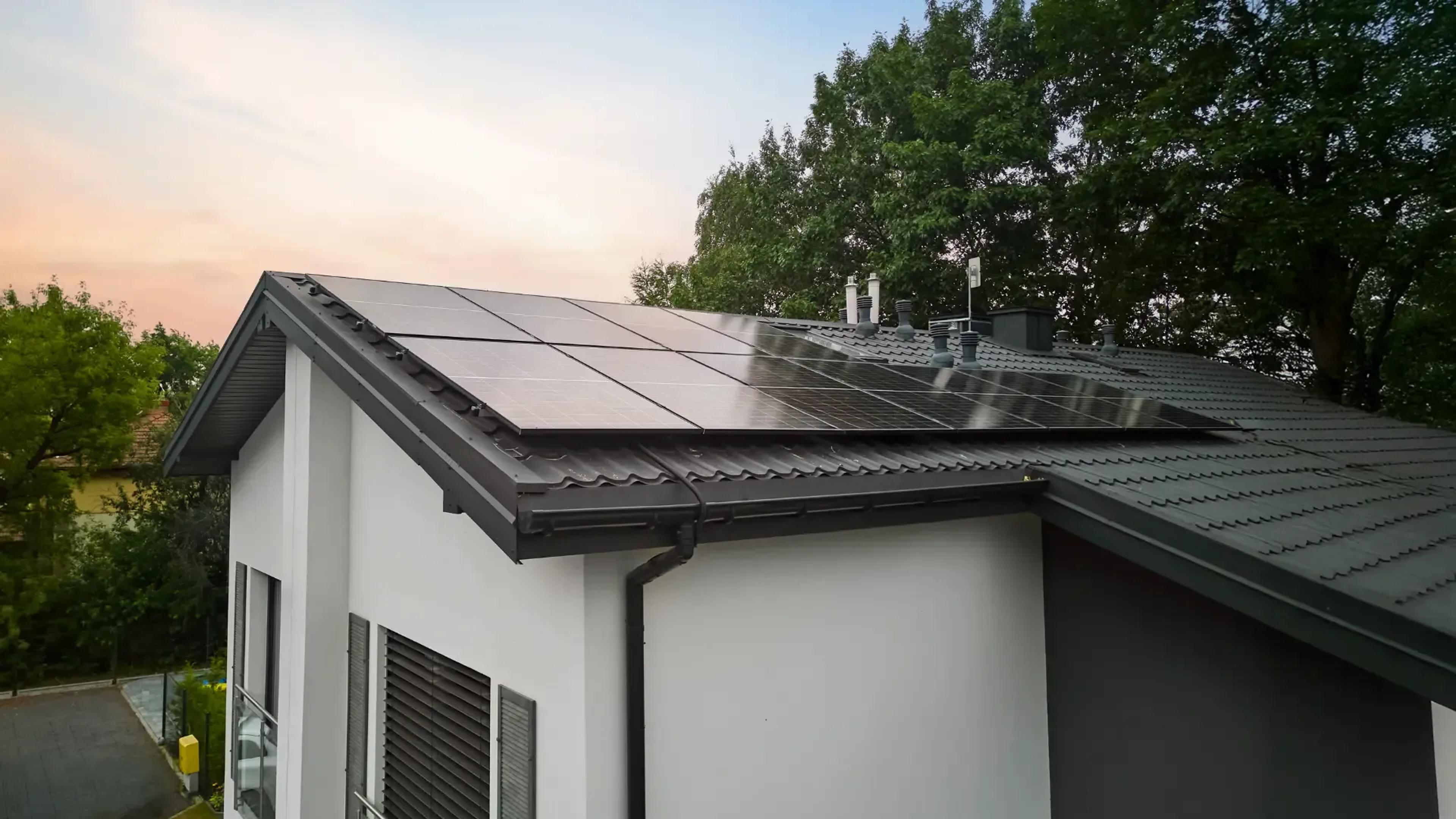 Dom z instalacją fotowoltaiczną objętą serwisem Otovo Care