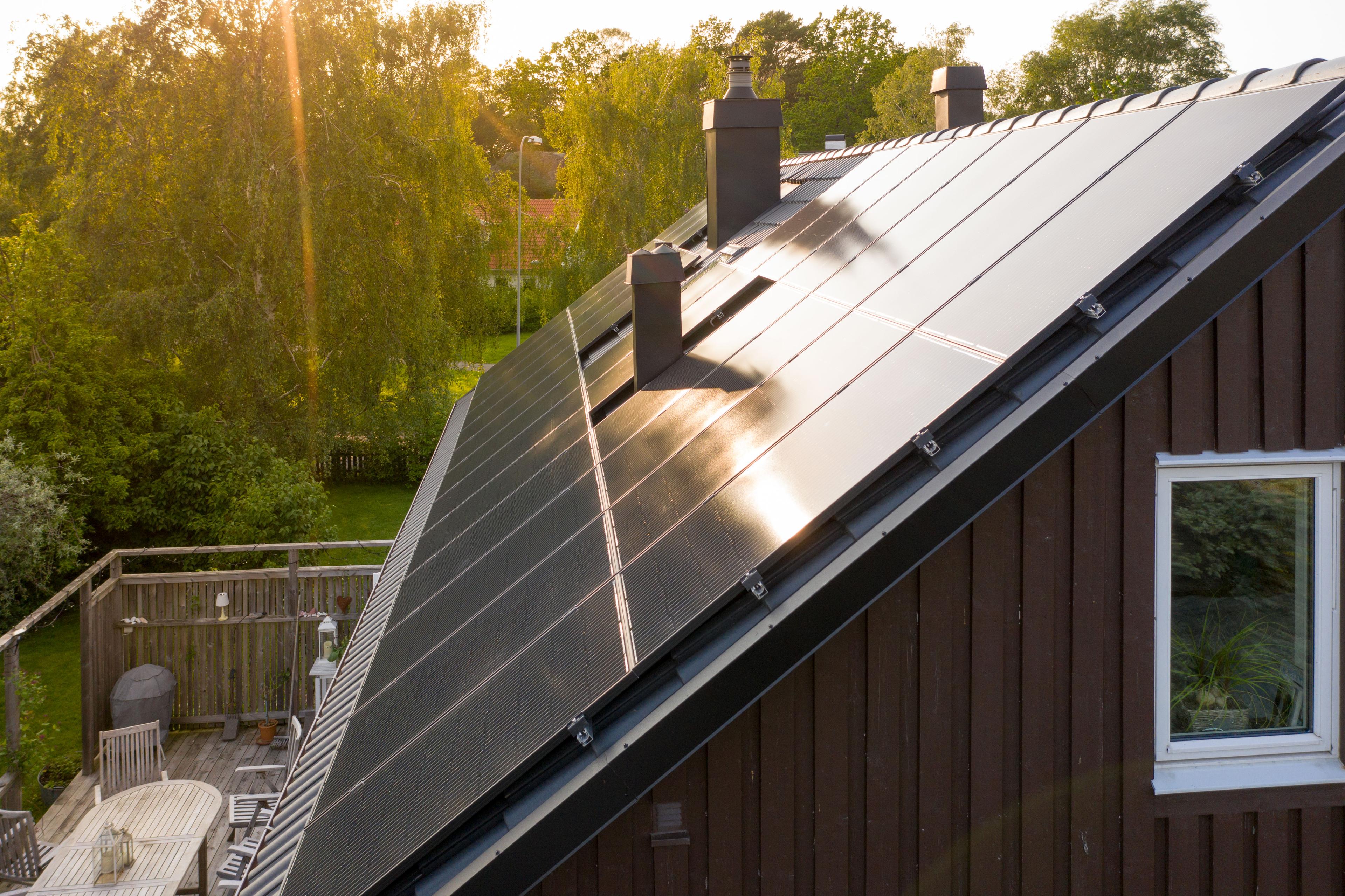 installerade solceller på tak ovanför altan
